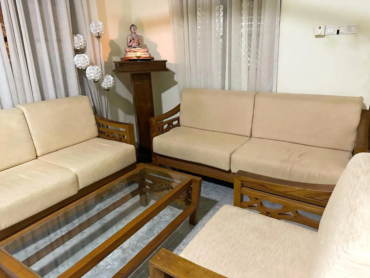 Lobby or reception in Lahiru Airport Villa