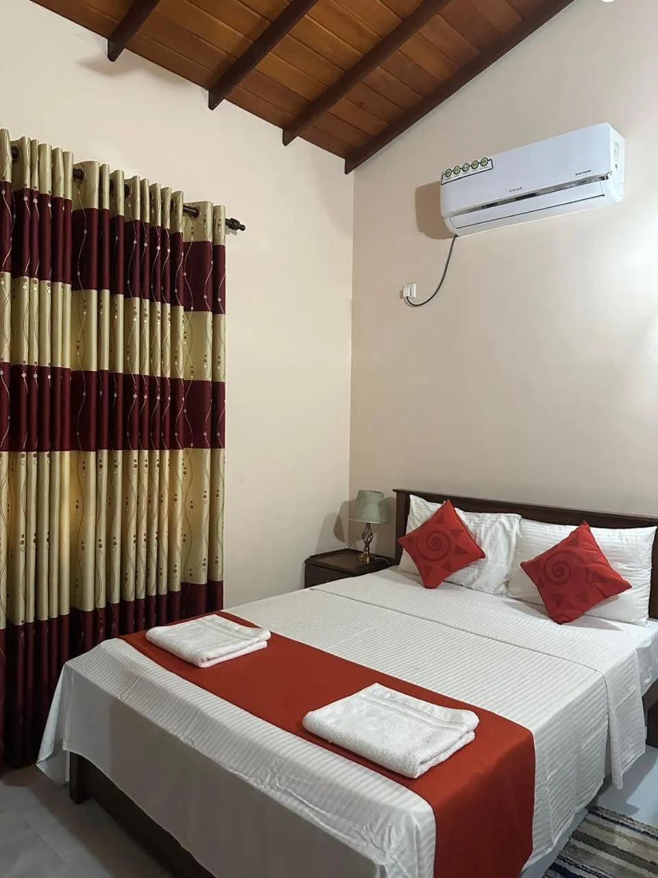 Bed in Lahiru Airport Villa