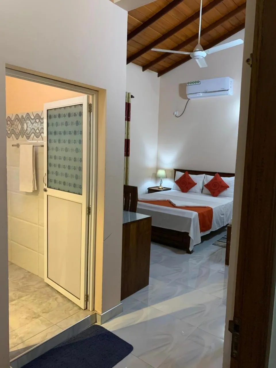 Bed in Lahiru Airport Villa