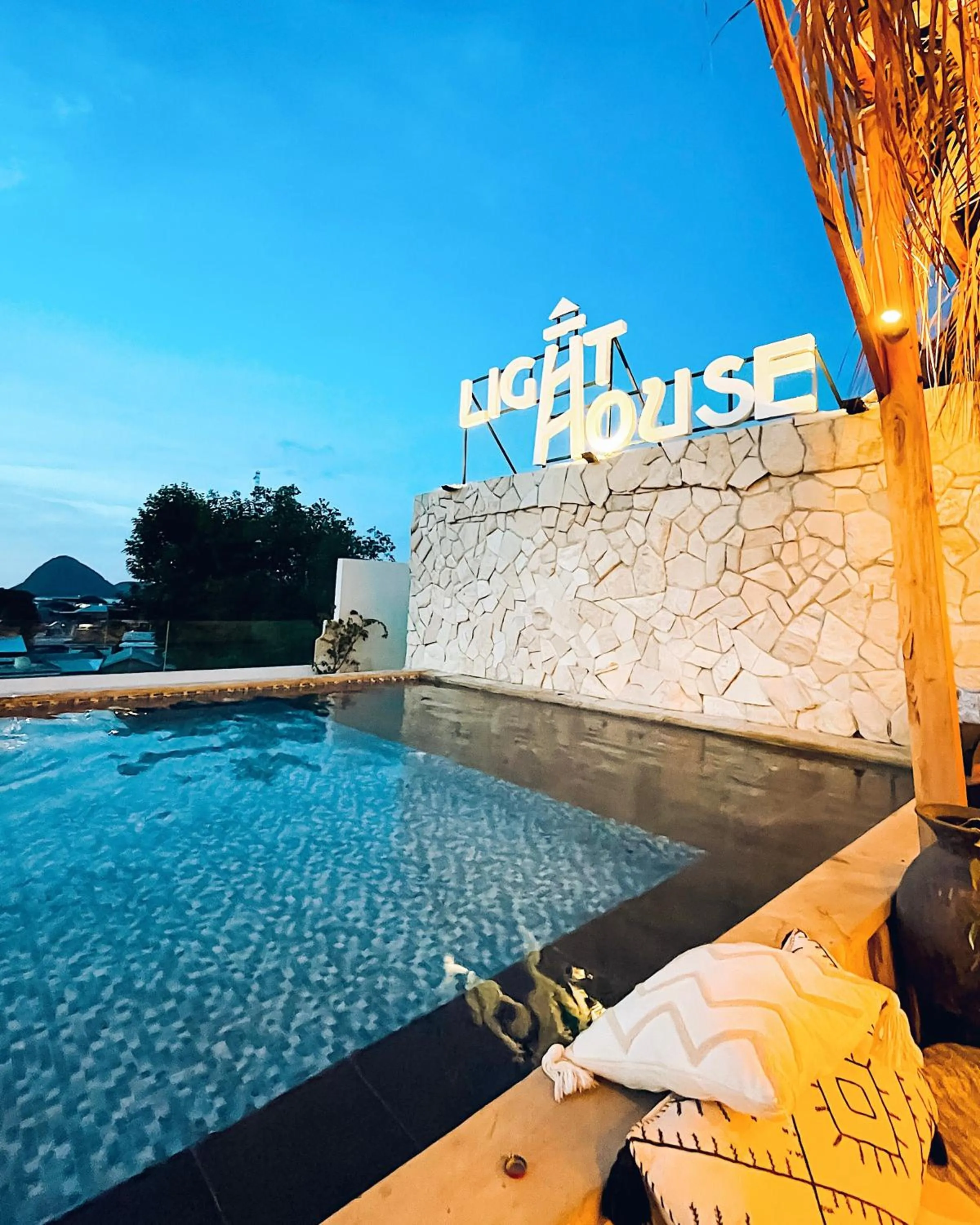 Restaurant/places to eat in Harbour Komodo Hotel