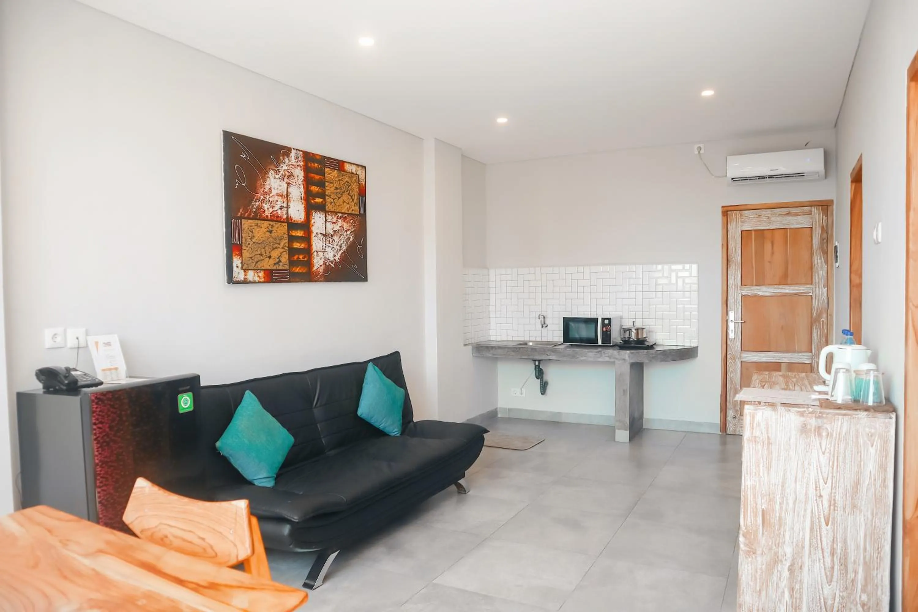 Communal lounge/ TV room in Harbour Komodo Hotel