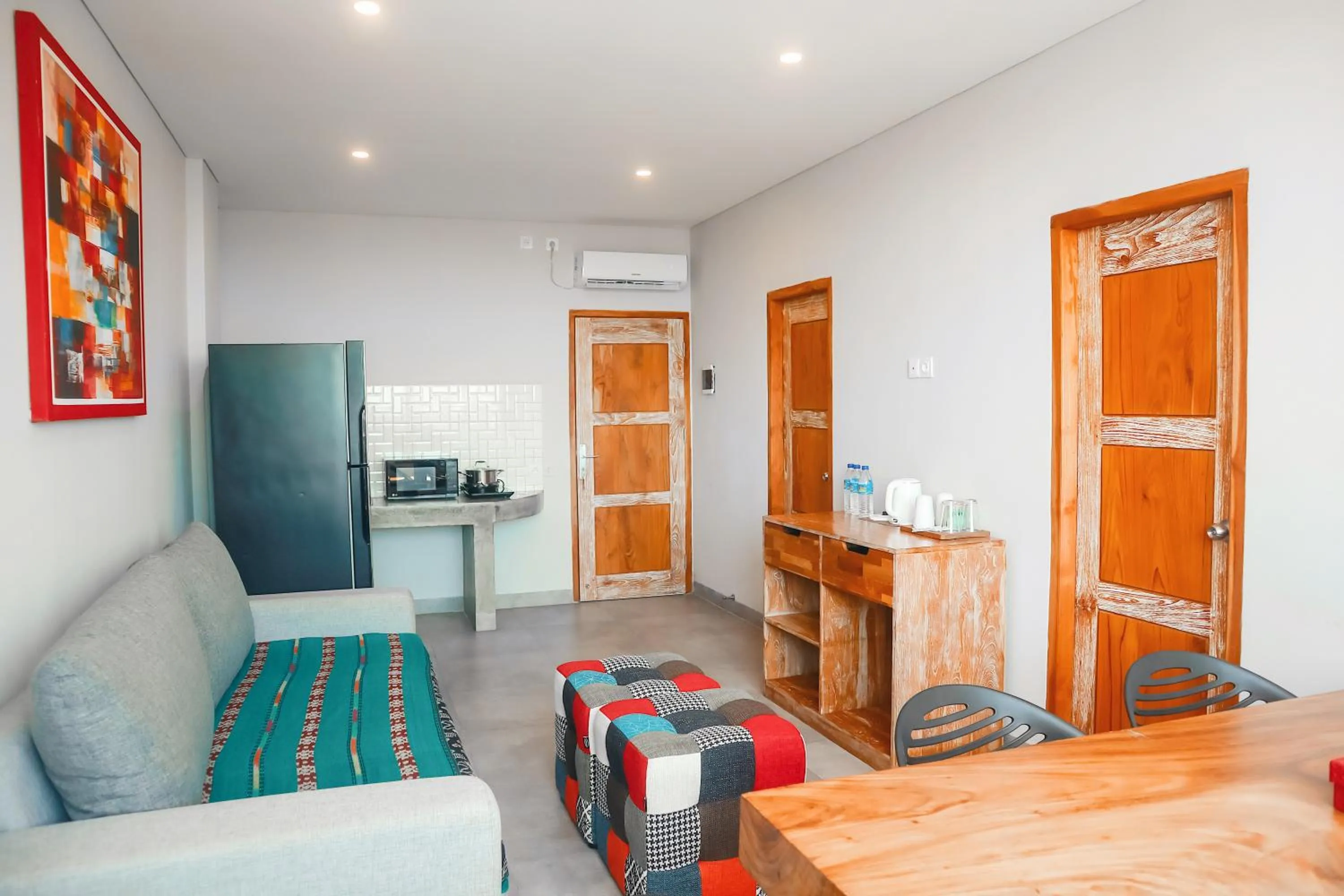 Communal lounge/ TV room in Harbour Komodo Hotel