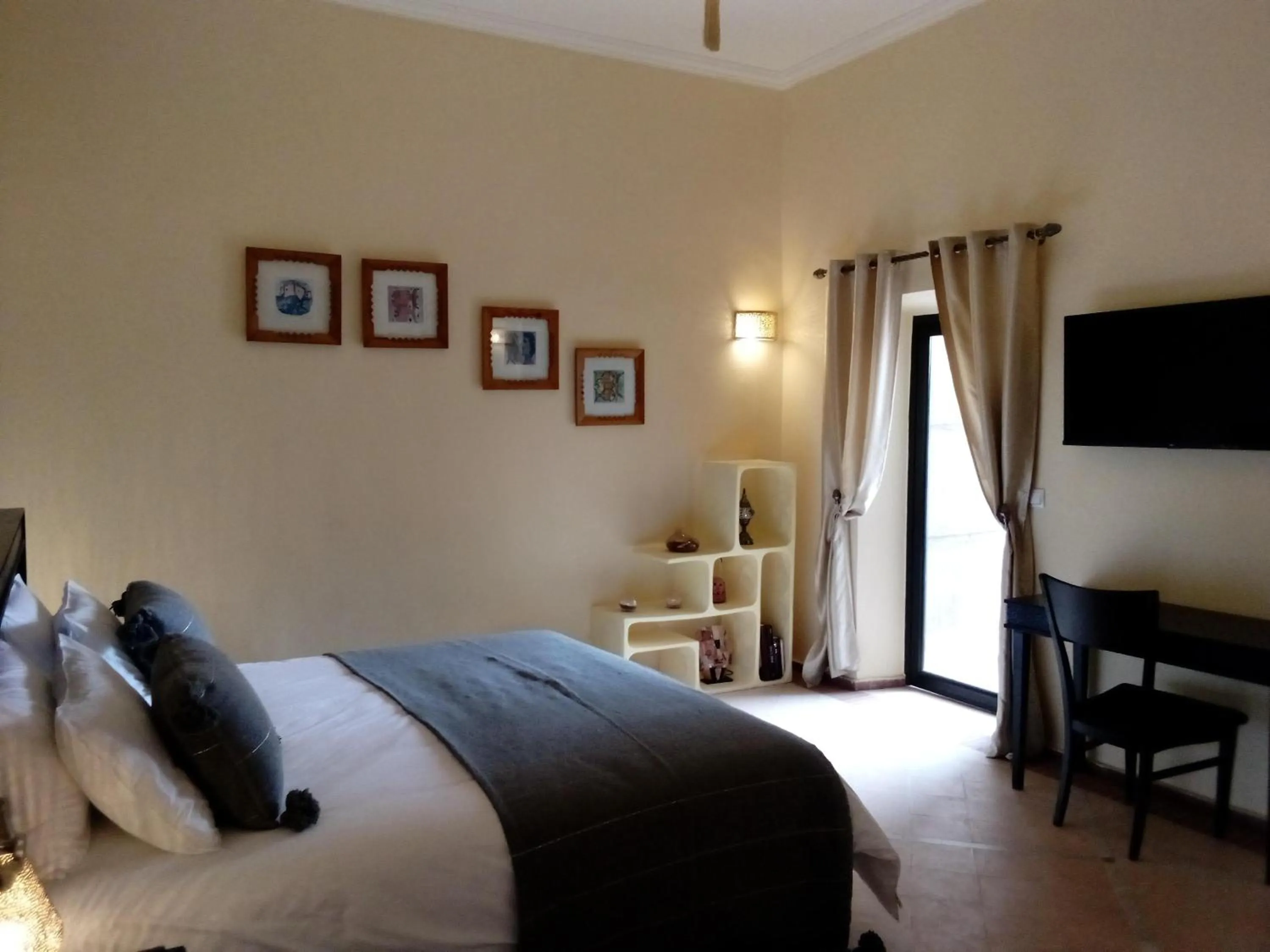 Bedroom, Bed in Le petit Château des Anges