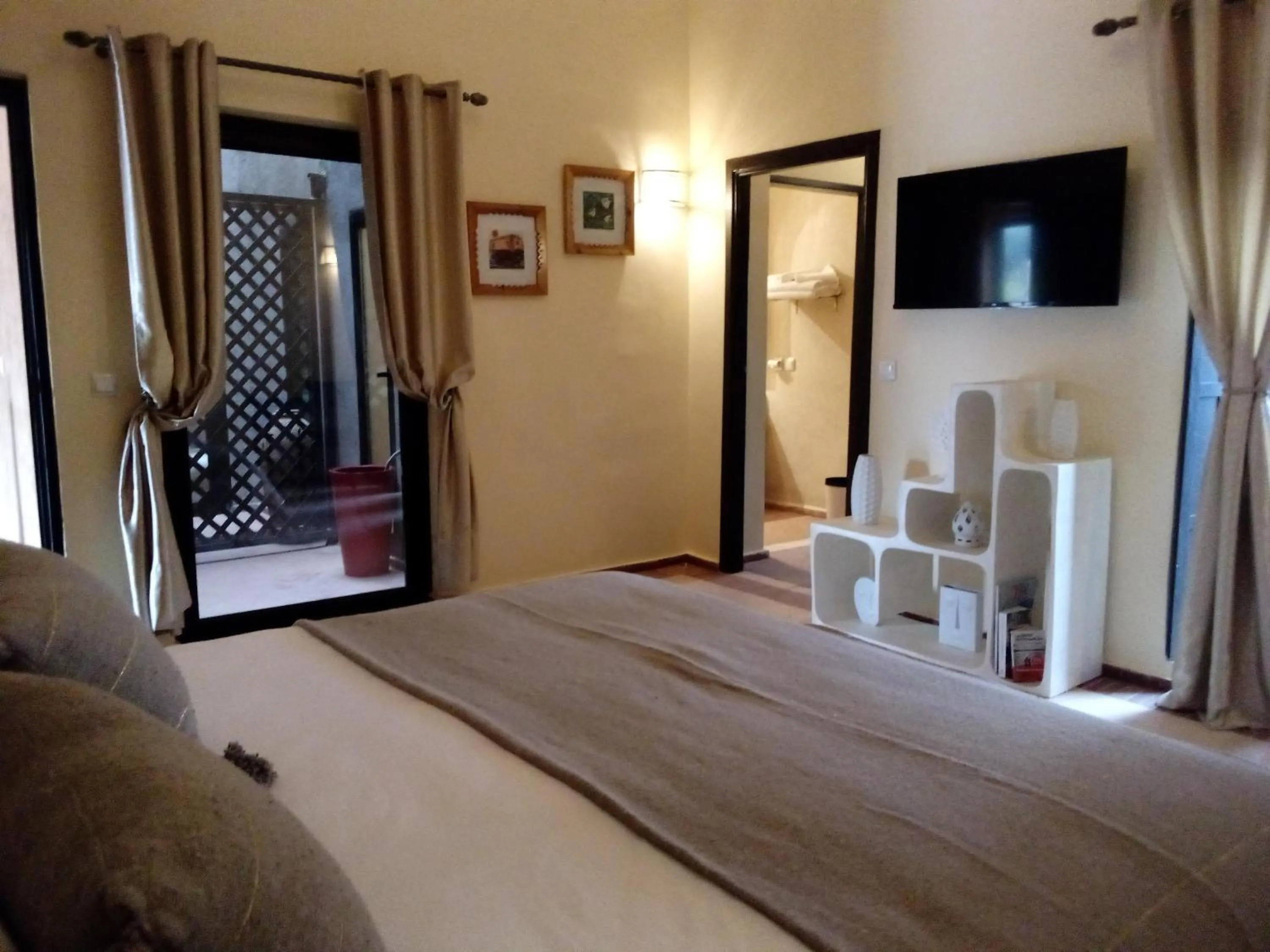 Bedroom, Bed in Le petit Château des Anges