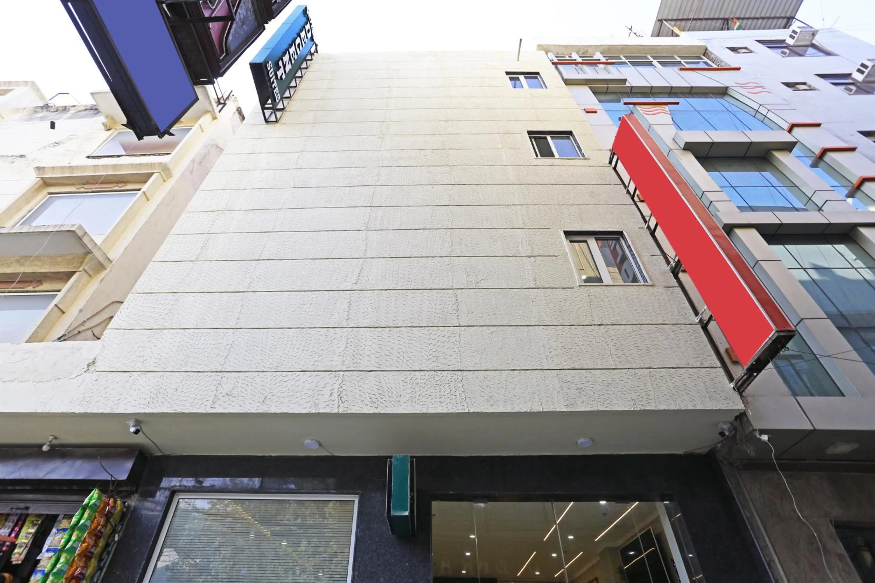 Property building in Hotel Decent Suites - Delhi Airport