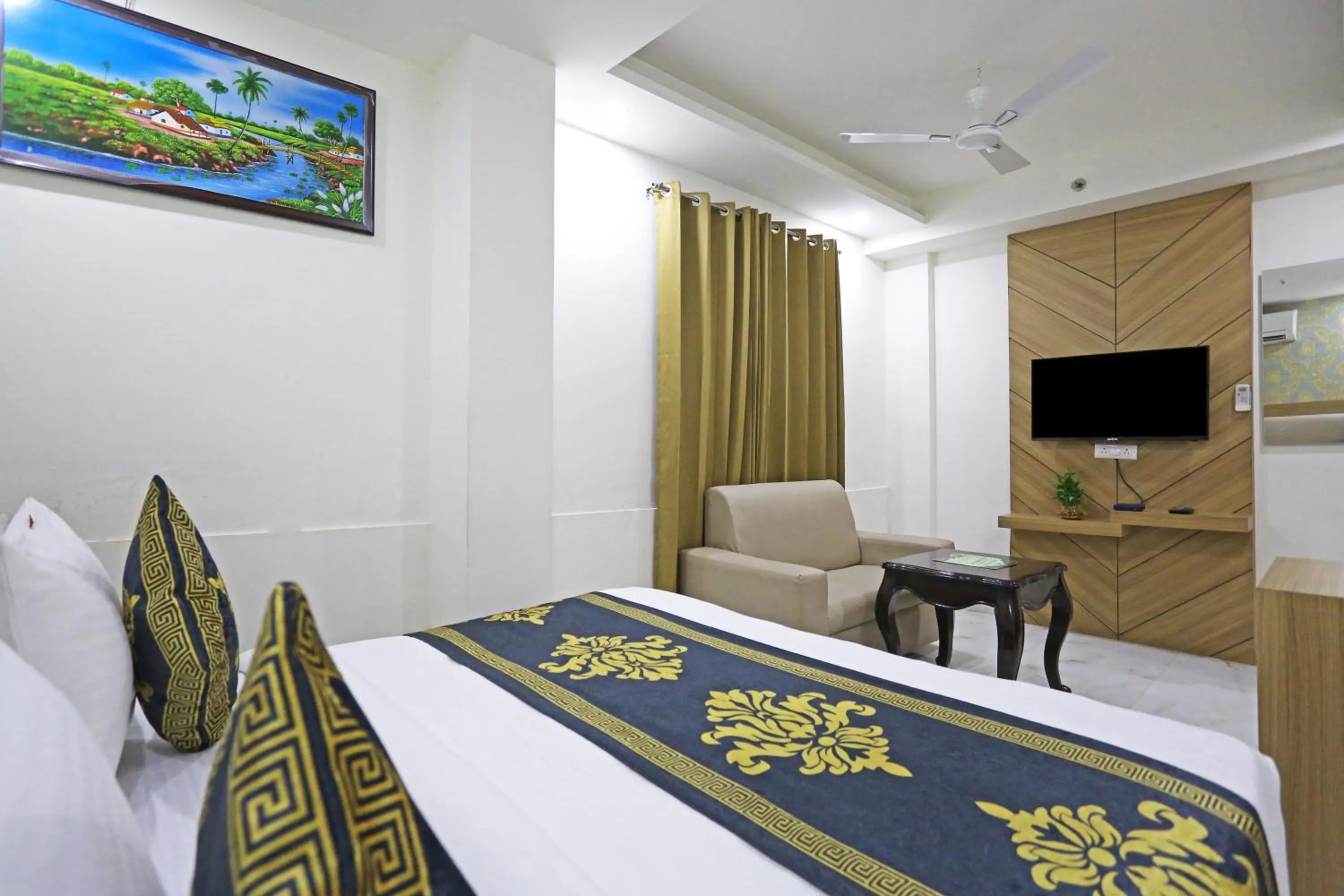 Bed in Hotel Decent Suites - Delhi Airport