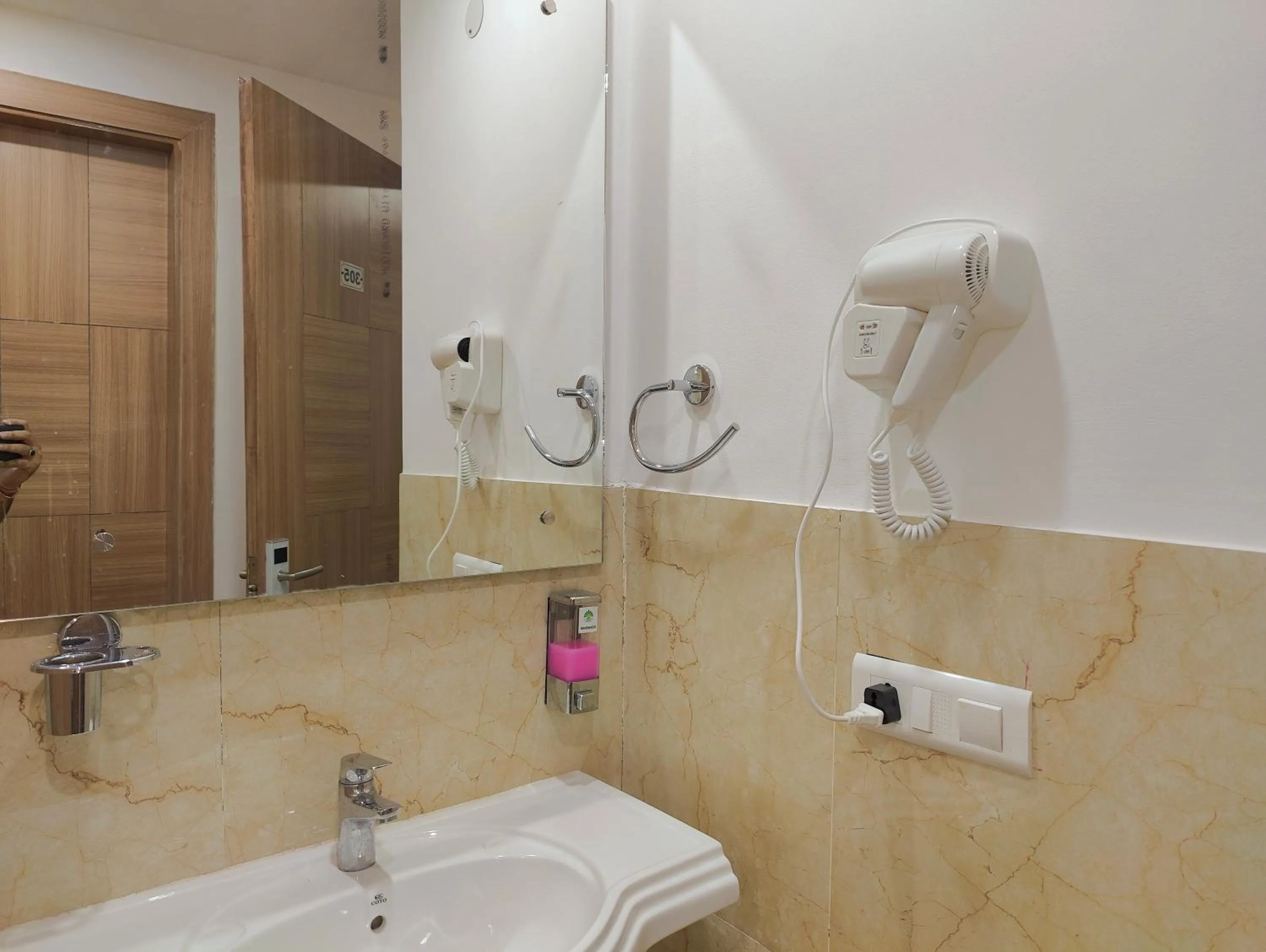 Shower in Hotel Decent Suites - Delhi Airport