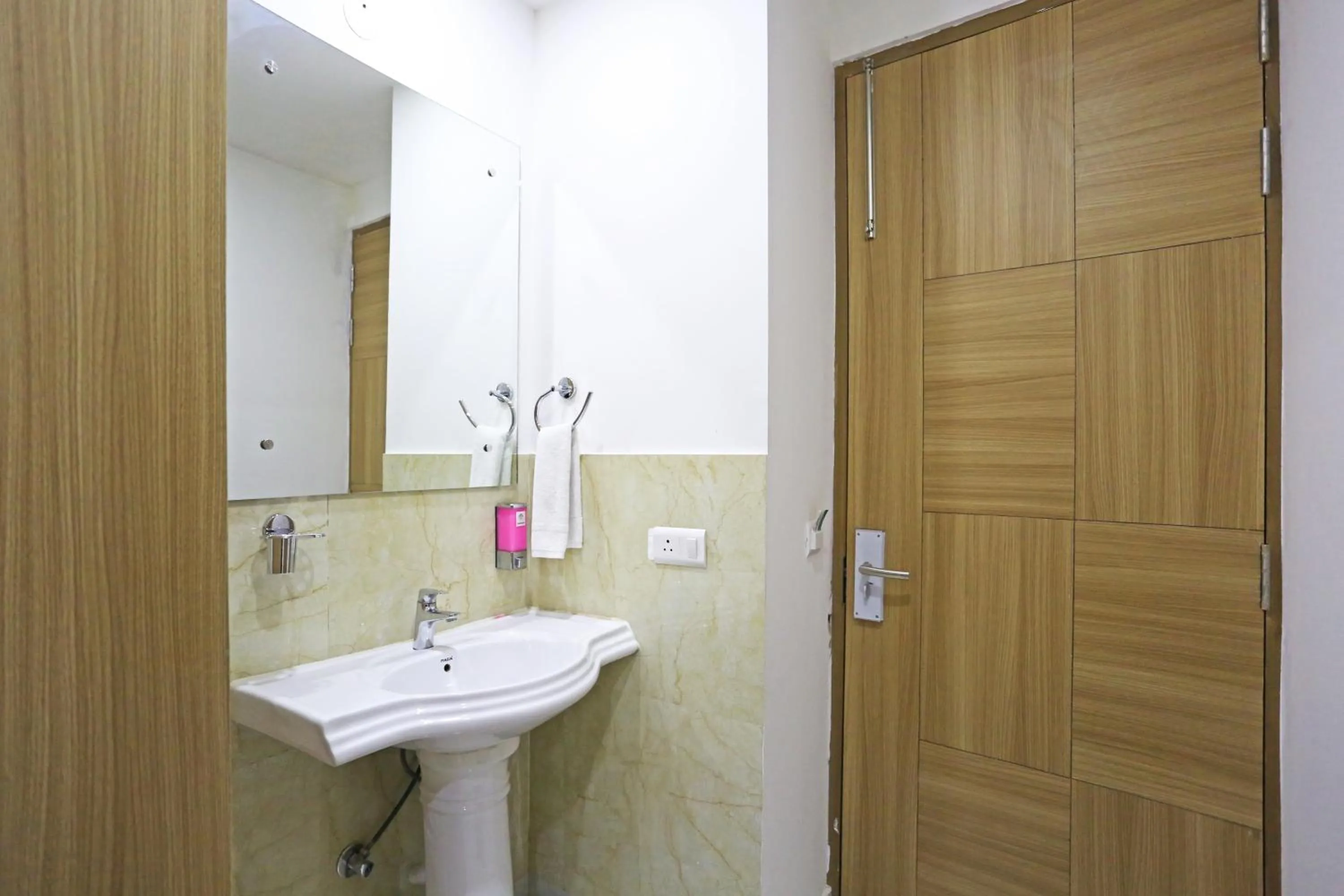 wardrobe in Hotel Decent Suites - Delhi Airport