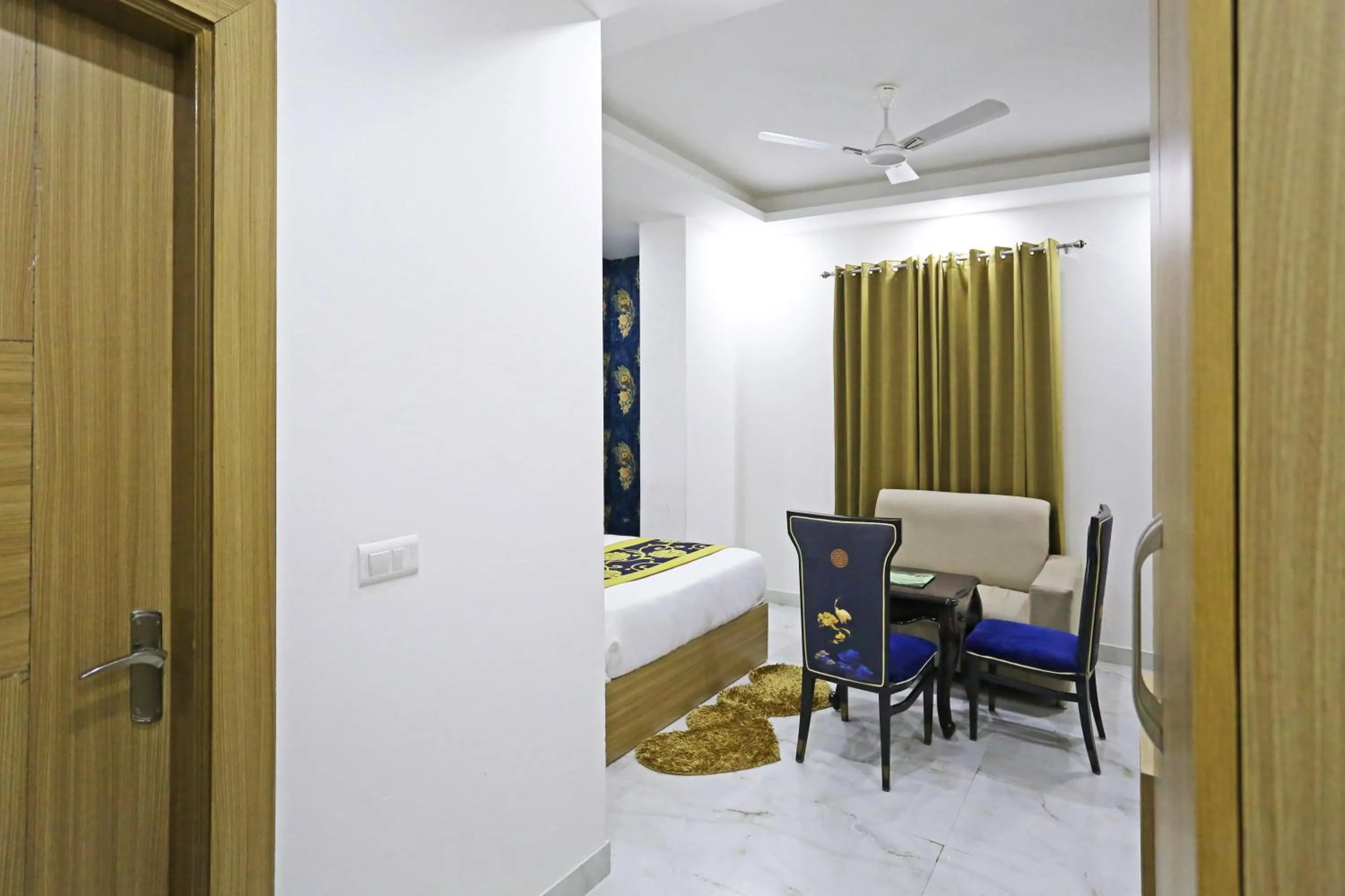 Living room in Hotel Decent Suites - Delhi Airport