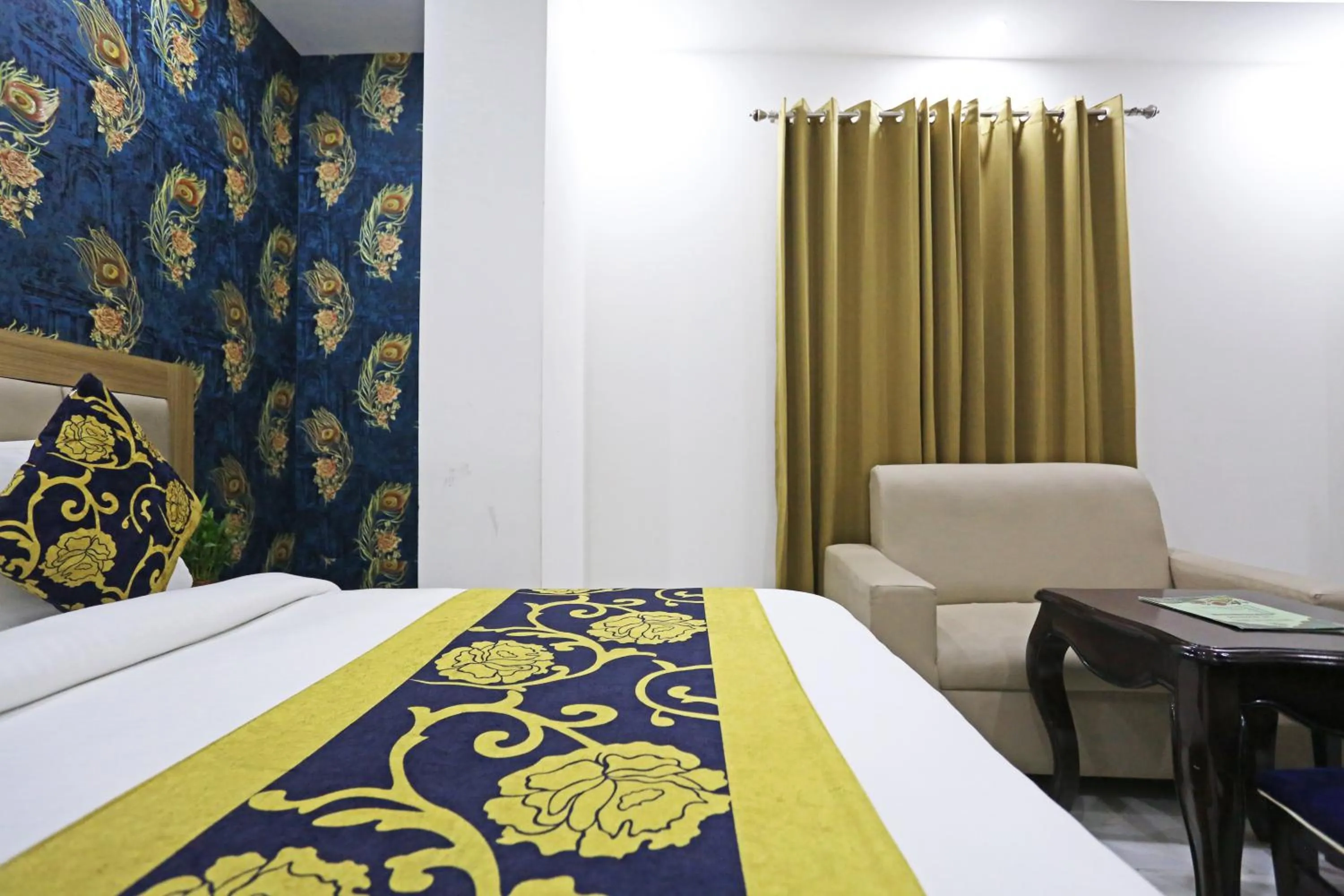 Bed in Hotel Decent Suites - Delhi Airport