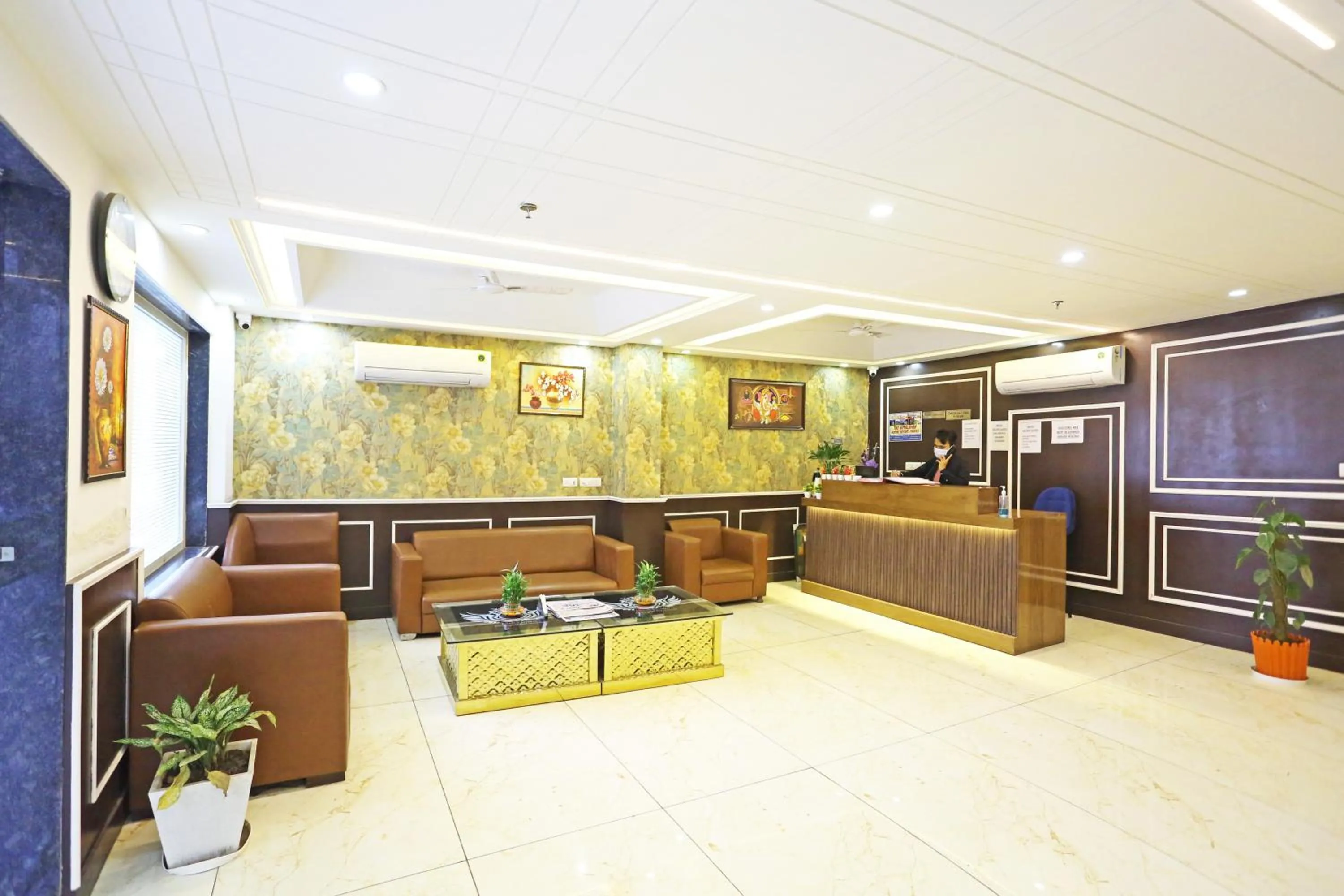 Lobby or reception in Hotel Decent Suites - Delhi Airport