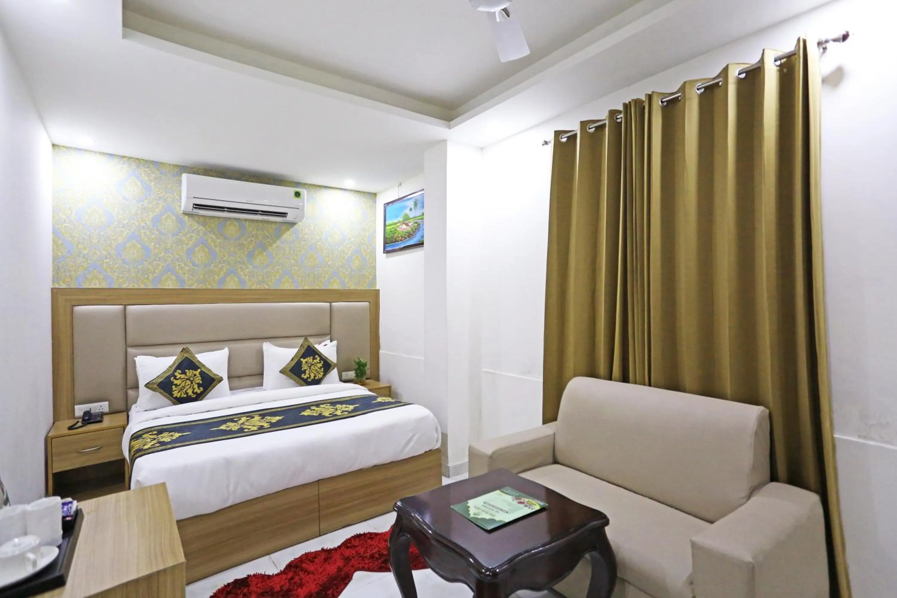 Bed in Hotel Decent Suites - Delhi Airport