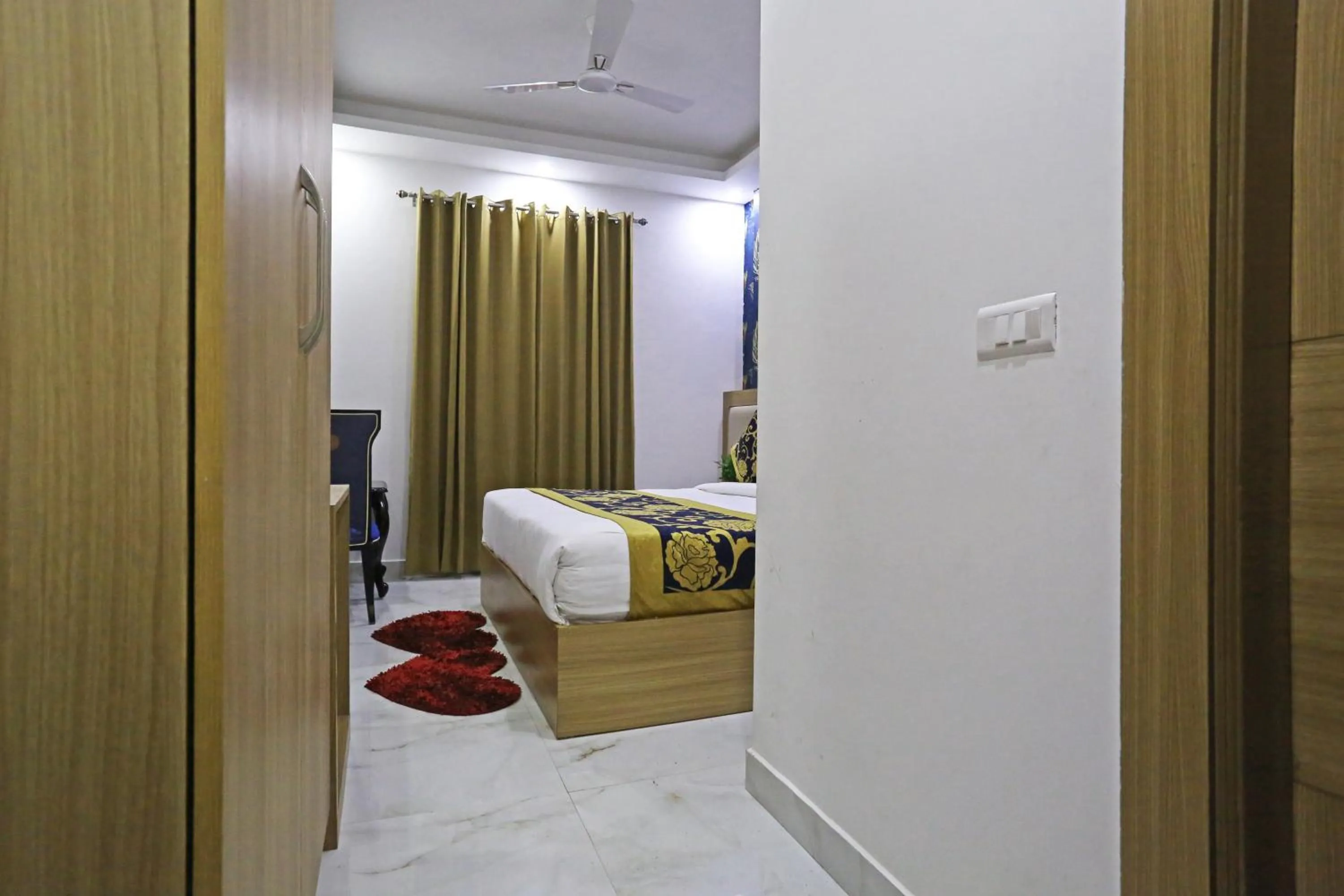 Bed in Hotel Decent Suites - Delhi Airport