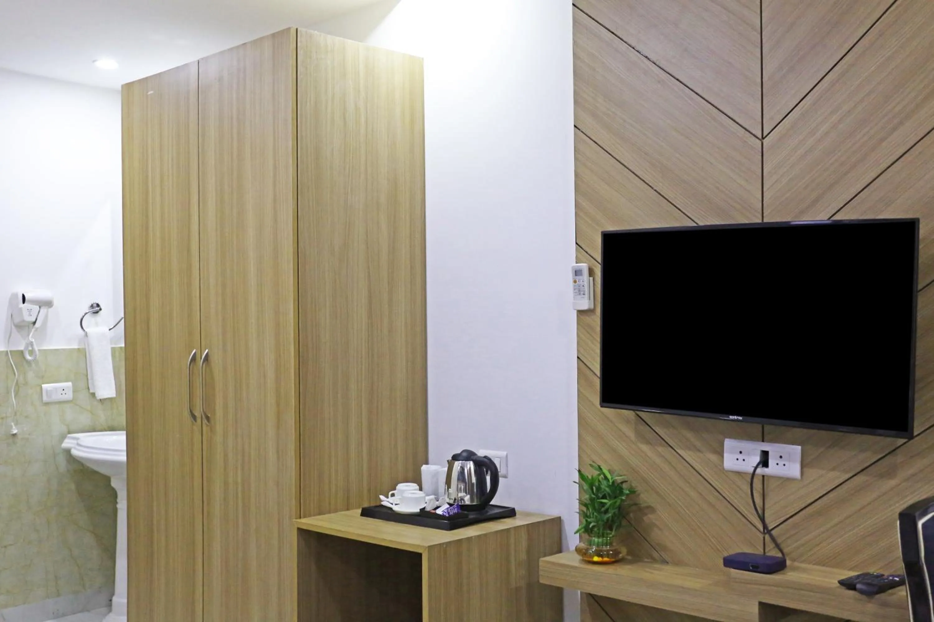 Bed in Hotel Decent Suites - Delhi Airport