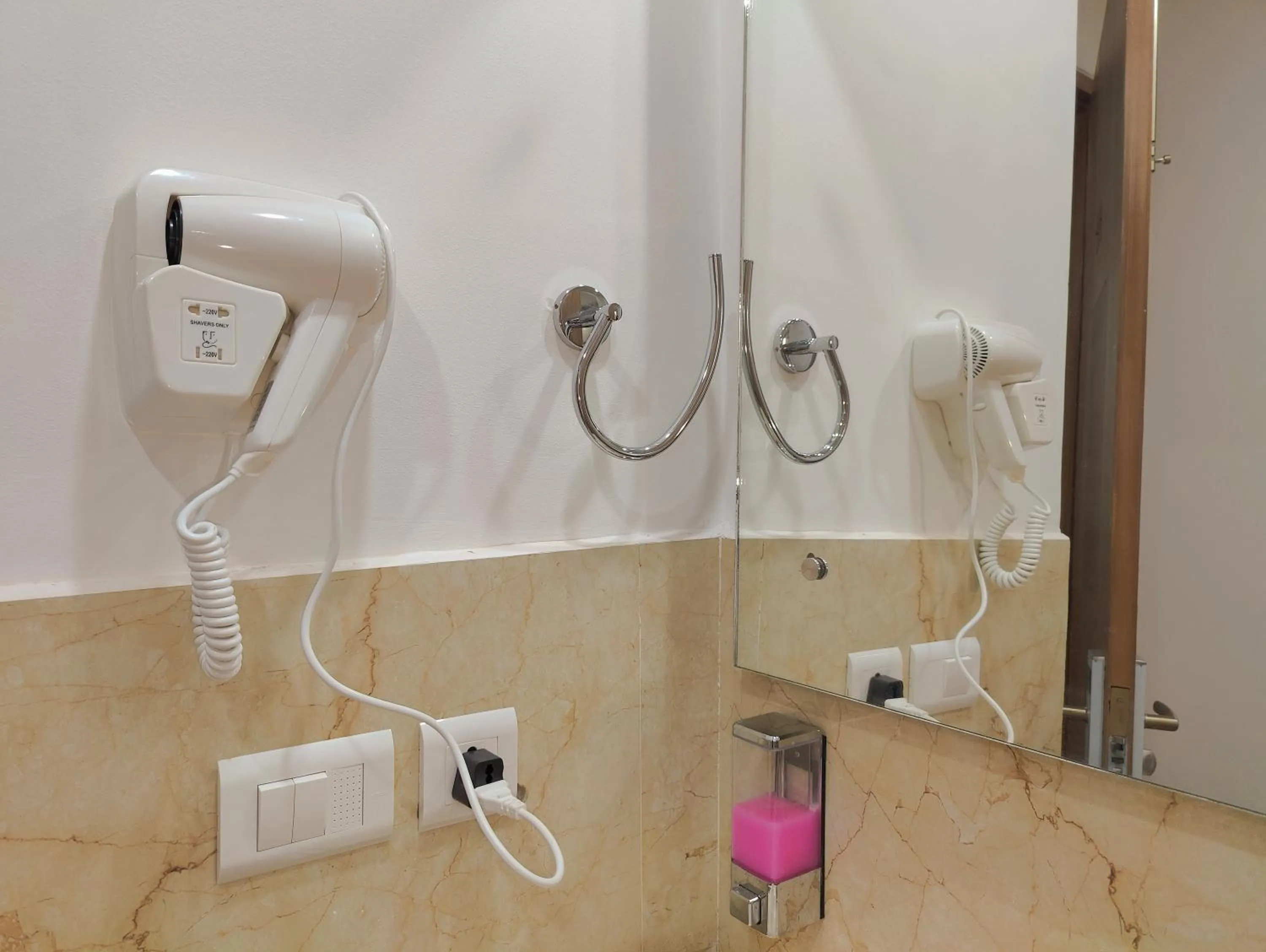 Shower in Hotel Decent Suites - Delhi Airport