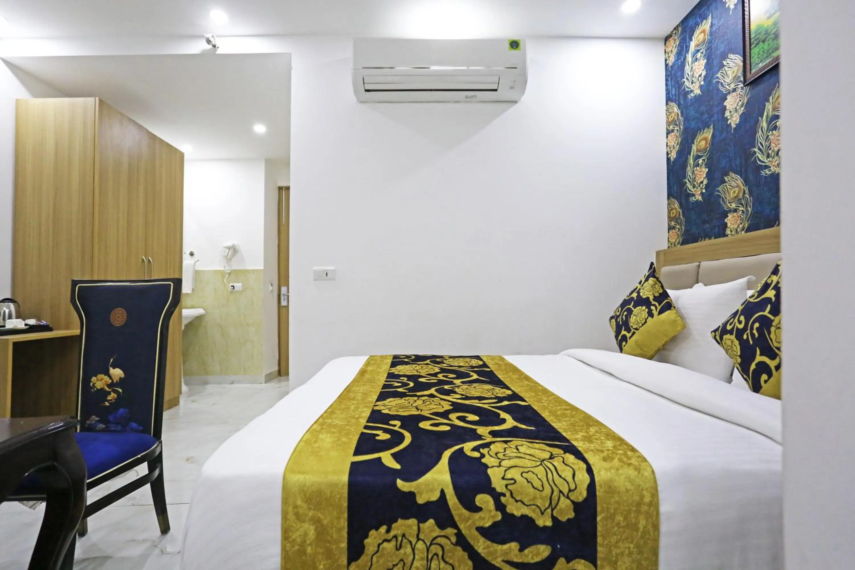 Bed in Hotel Decent Suites - Delhi Airport