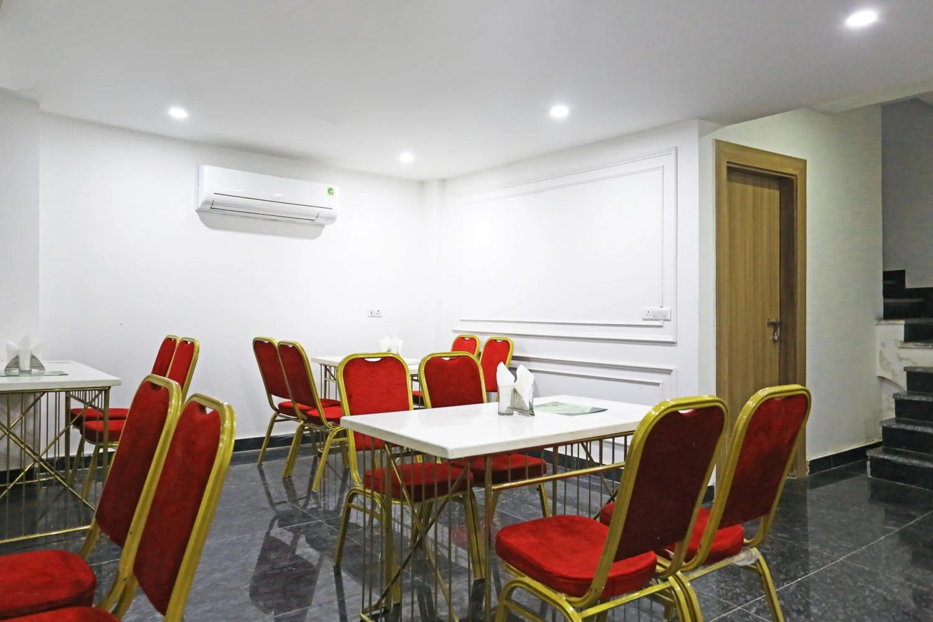 Restaurant/places to eat in Hotel Decent Suites - Delhi Airport