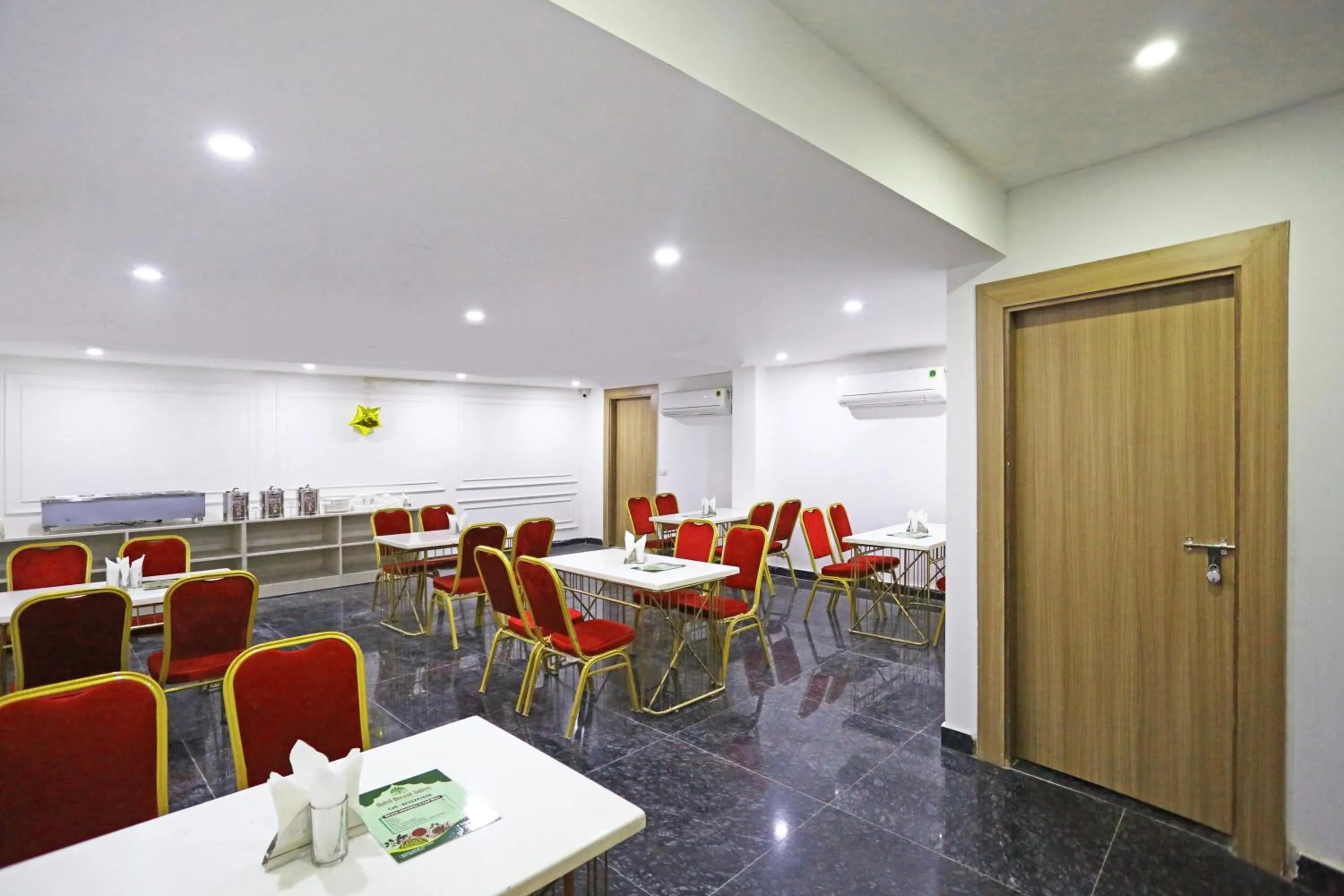 Restaurant/places to eat in Hotel Decent Suites - Delhi Airport