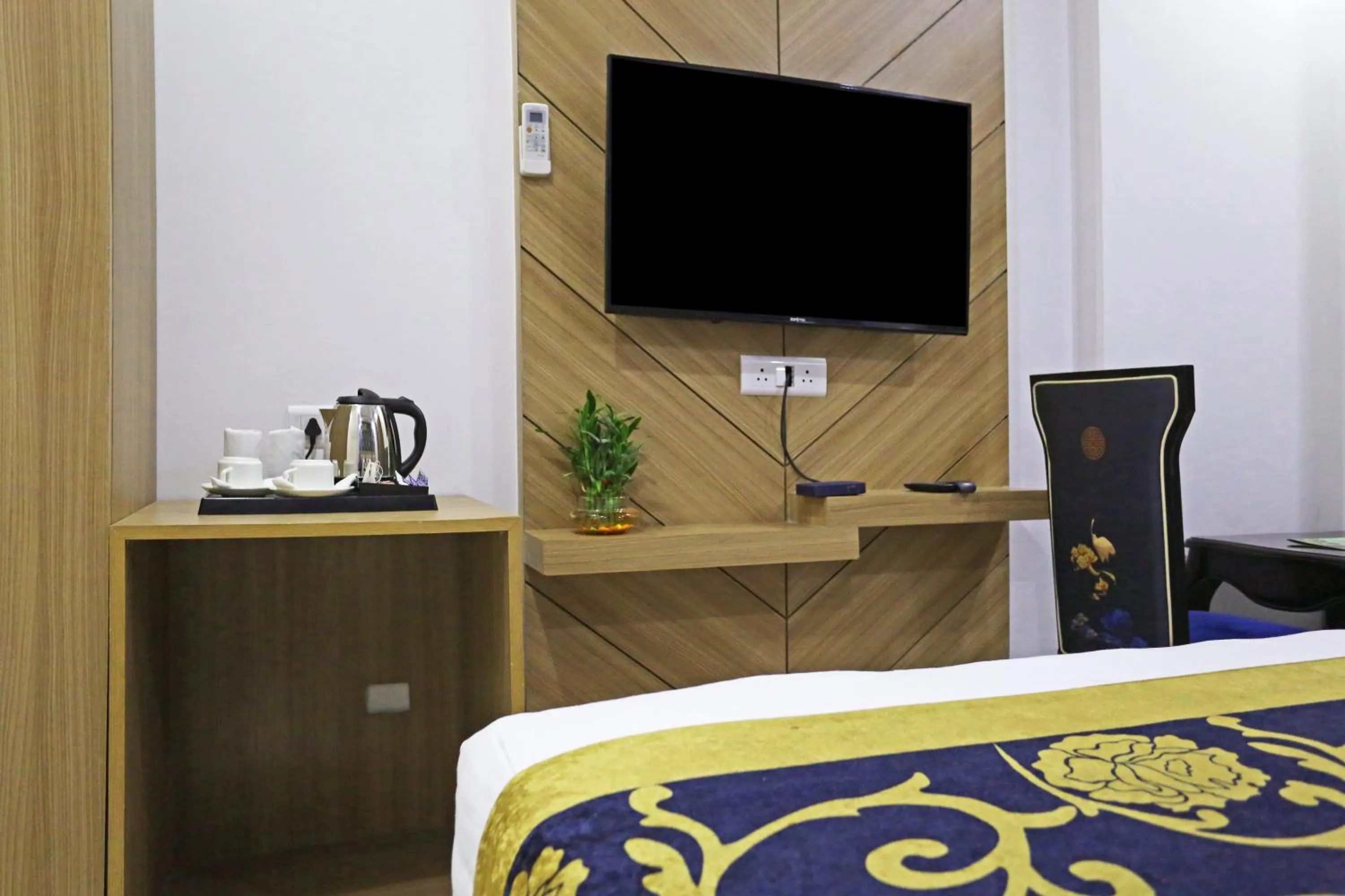 Bed in Hotel Decent Suites - Delhi Airport