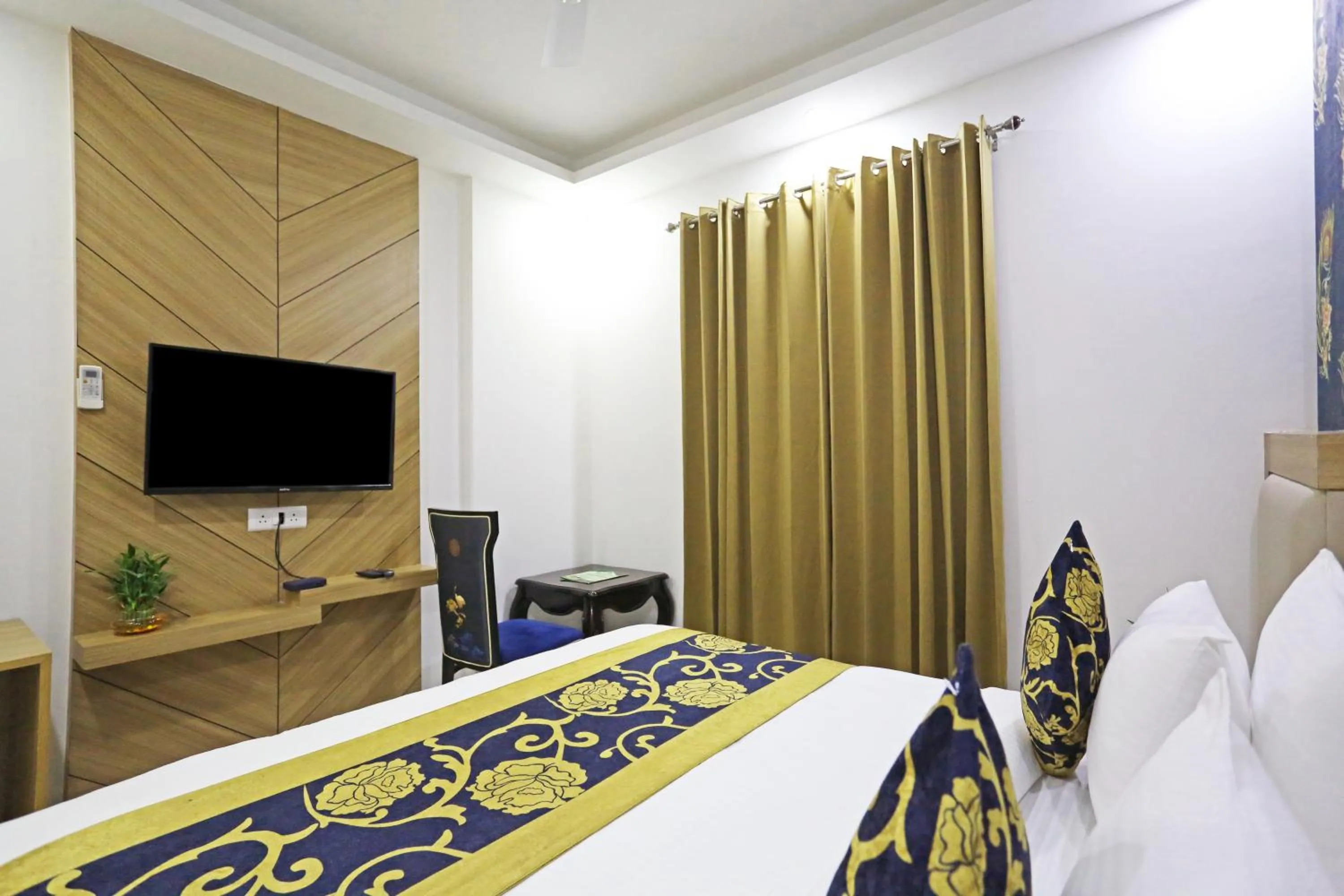 Bed in Hotel Decent Suites - Delhi Airport