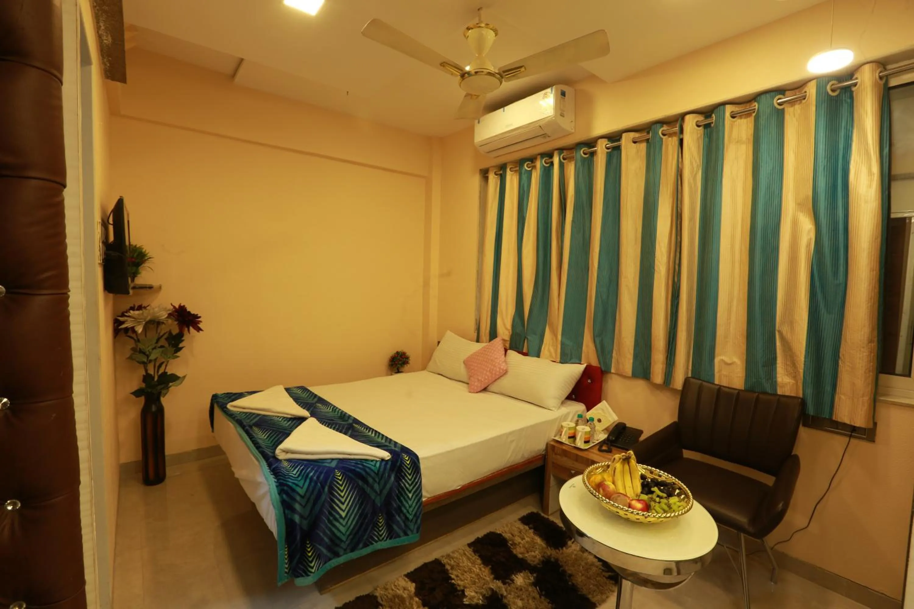 Photo of the whole room, Bed in Villa Residency