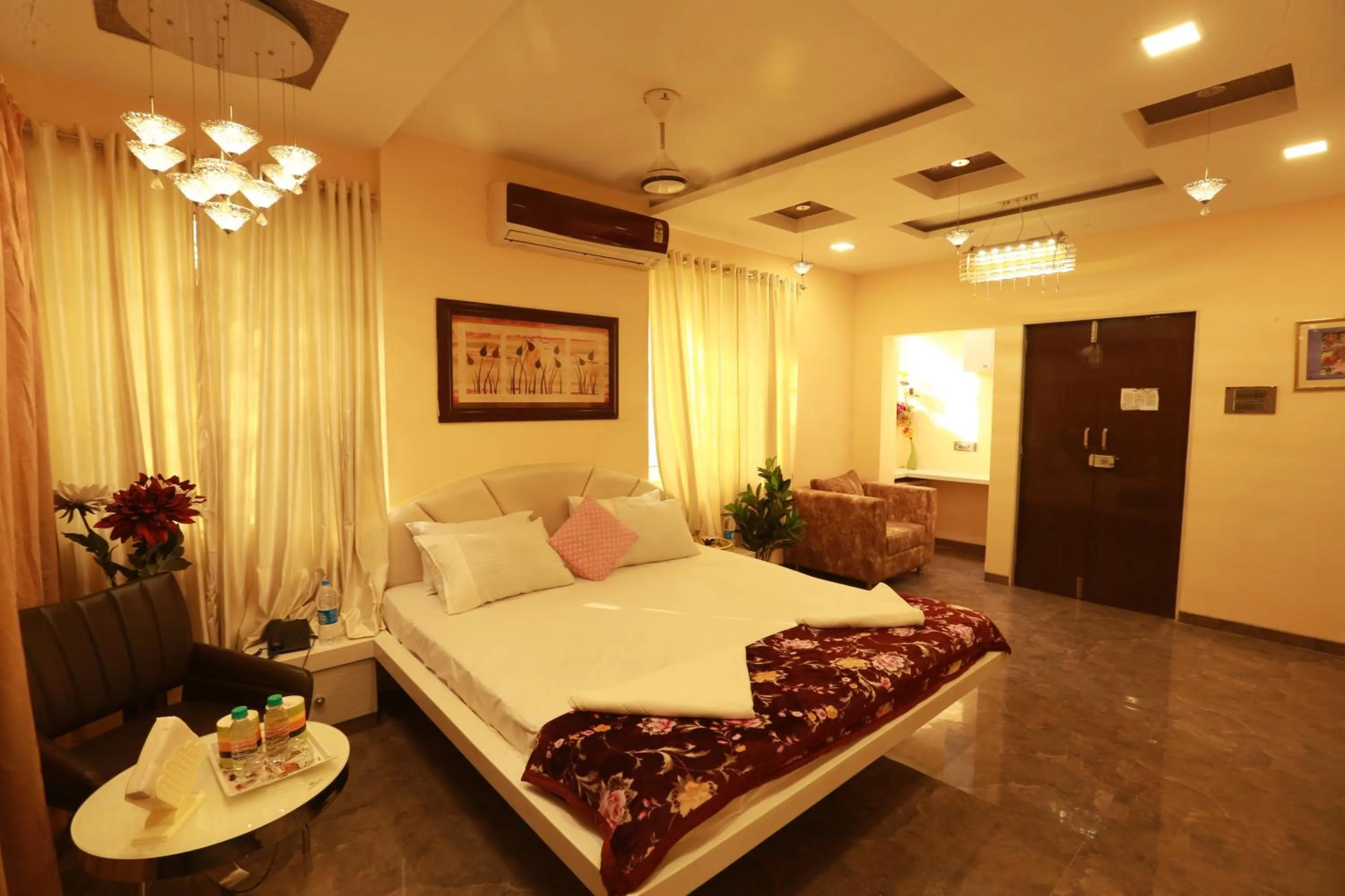 Photo of the whole room, Bed in Villa Residency
