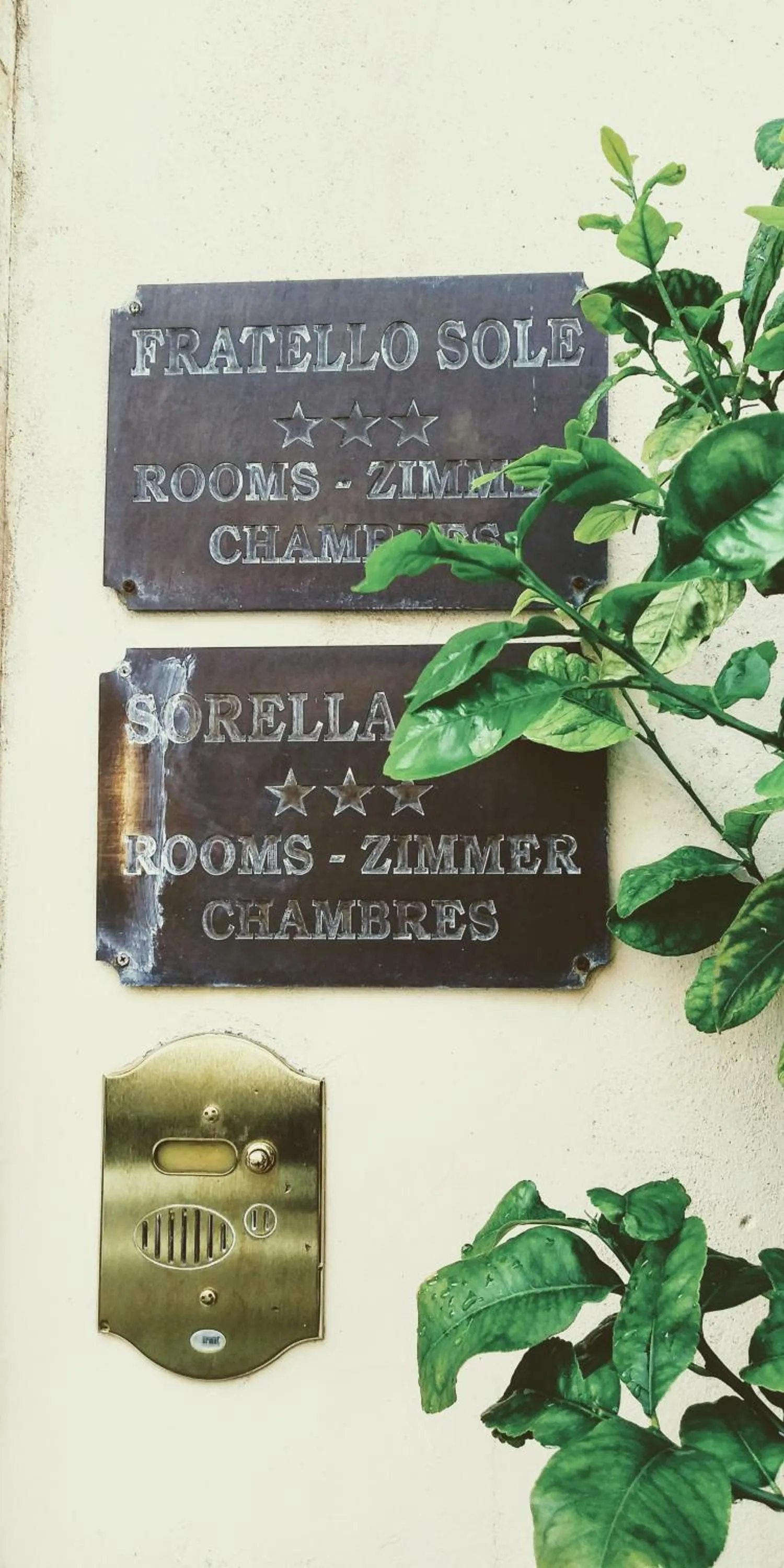 Facade/entrance in Sorella Luna