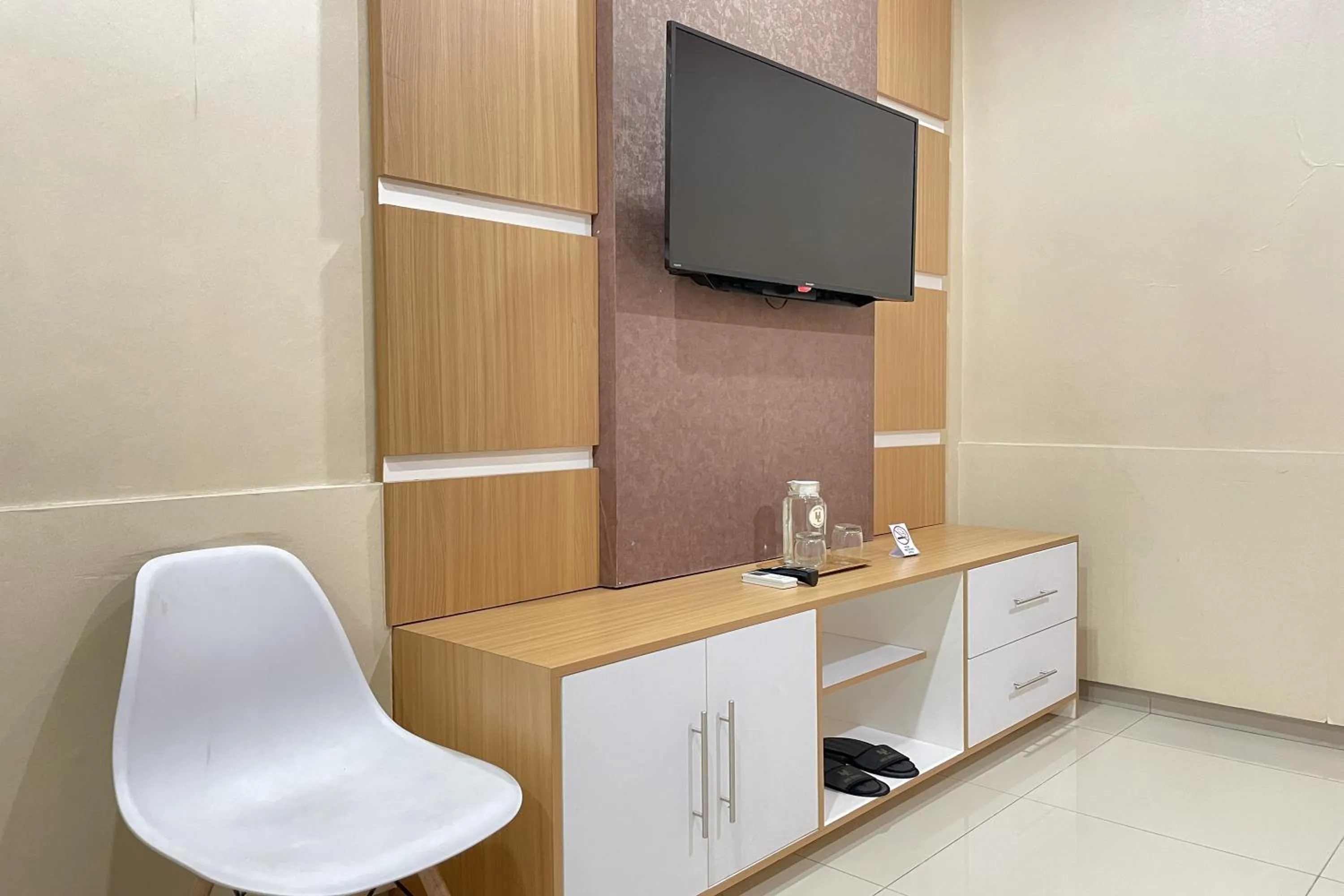 Communal lounge/ TV room in Hotel Lengkong 2