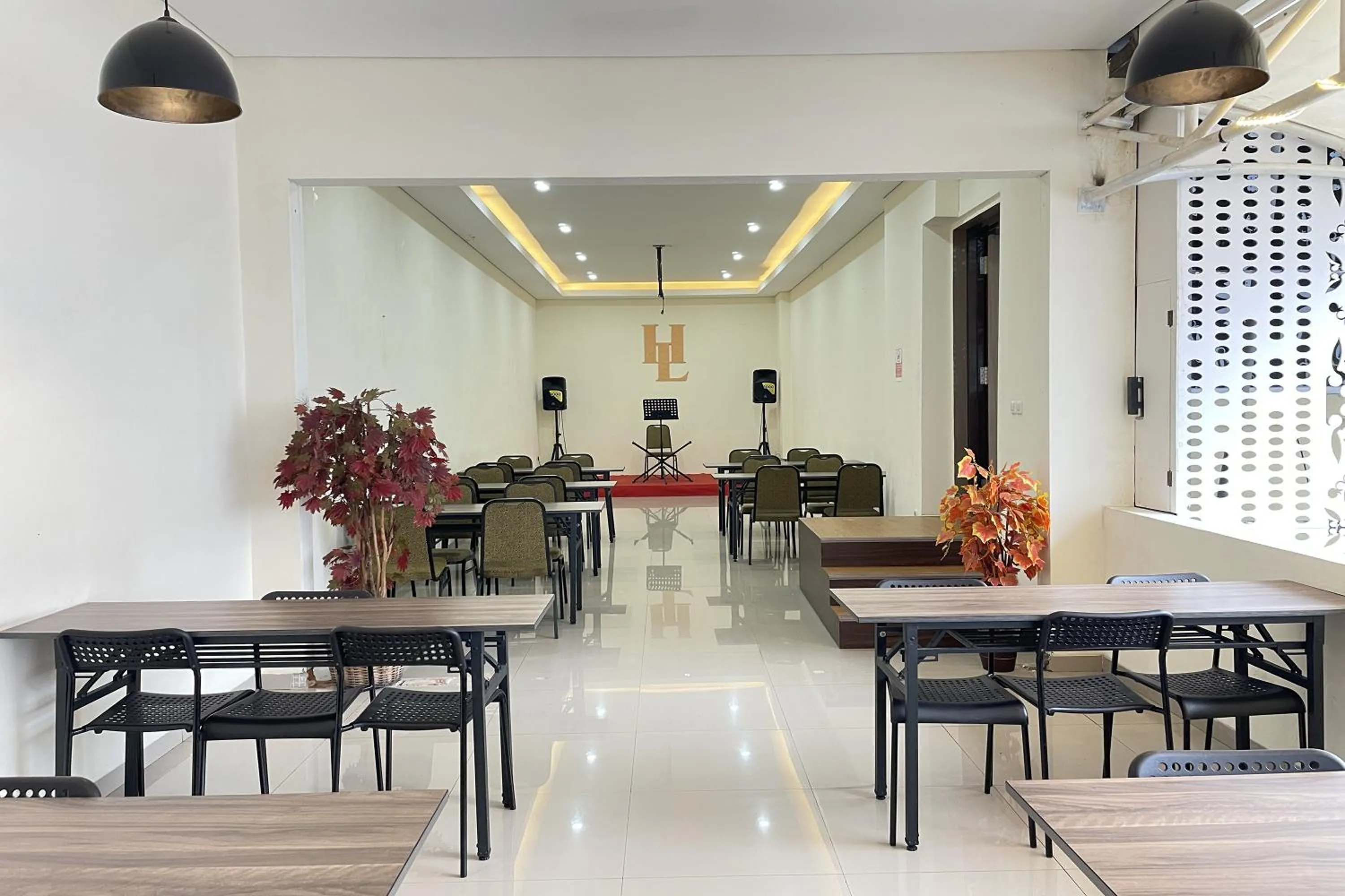 Restaurant/places to eat in Hotel Lengkong 2