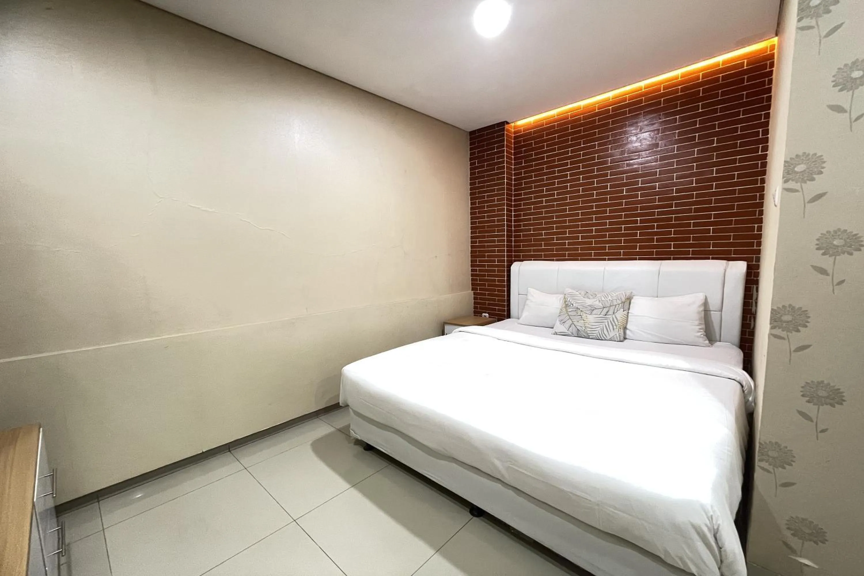 Photo of the whole room, Bed in Hotel Lengkong 2