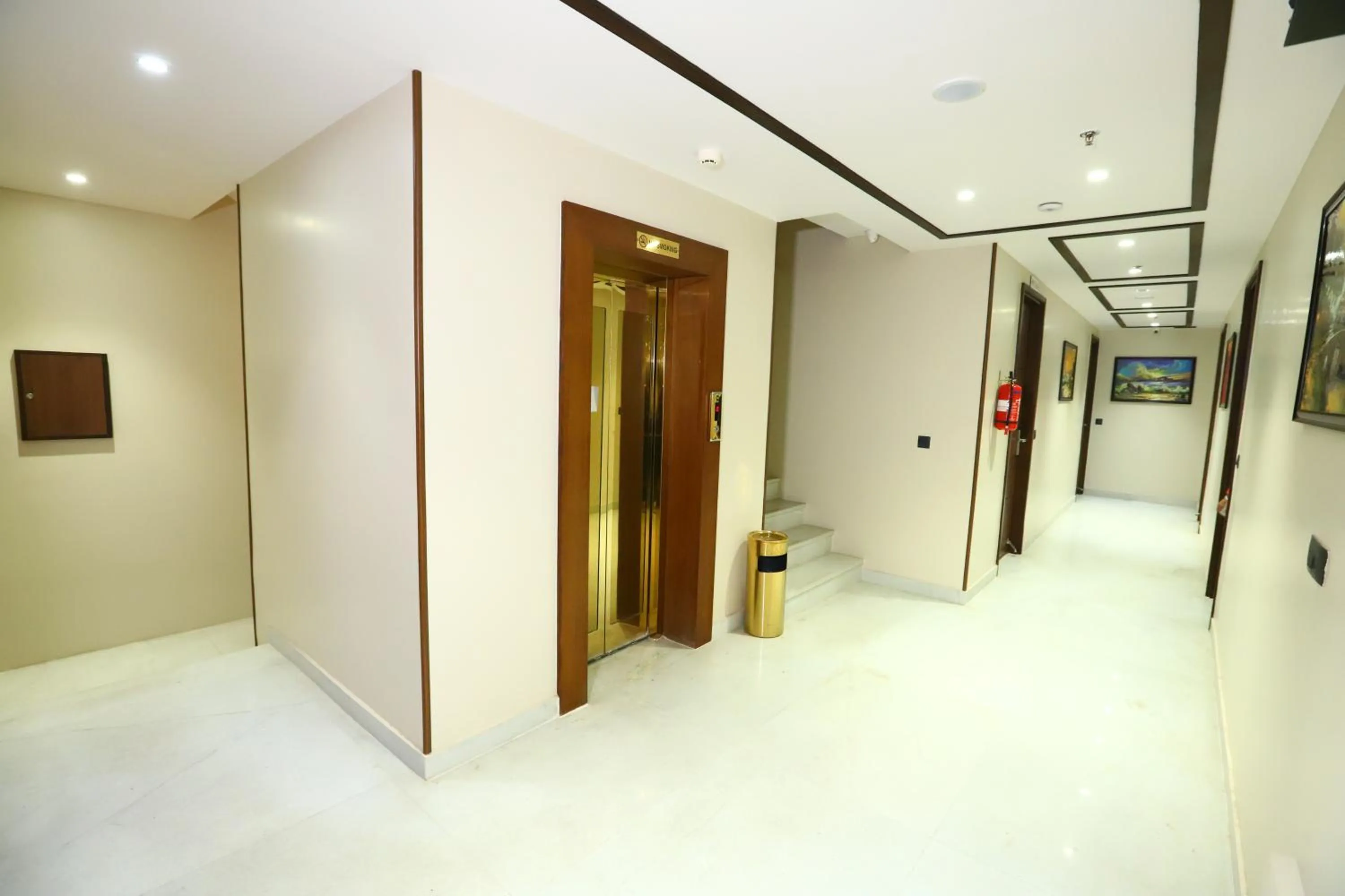 Lounge or bar in Sanca International Hotel in Patel Nagar Delhi