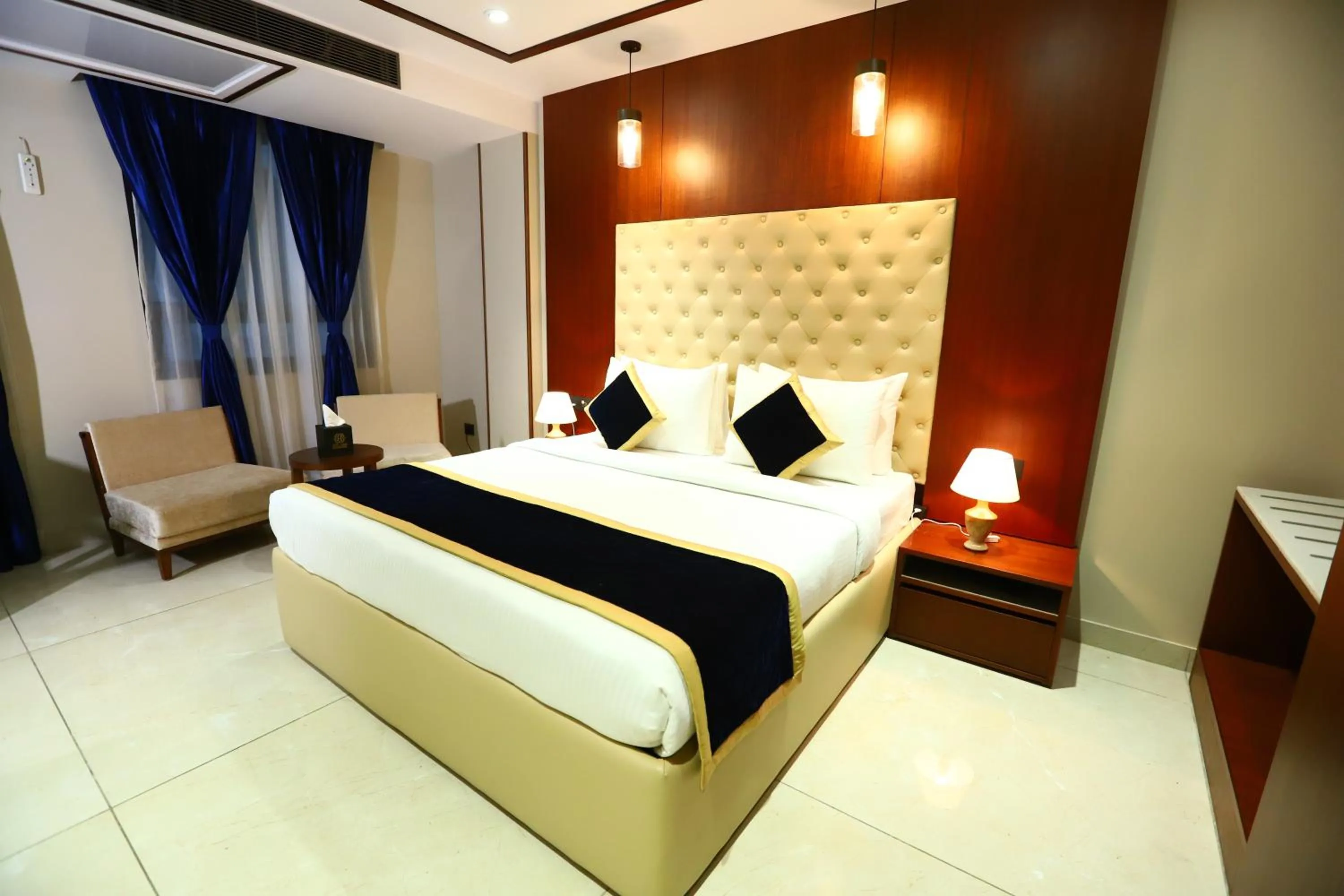 Bedroom, Bed in Sanca International Hotel in Patel Nagar Delhi