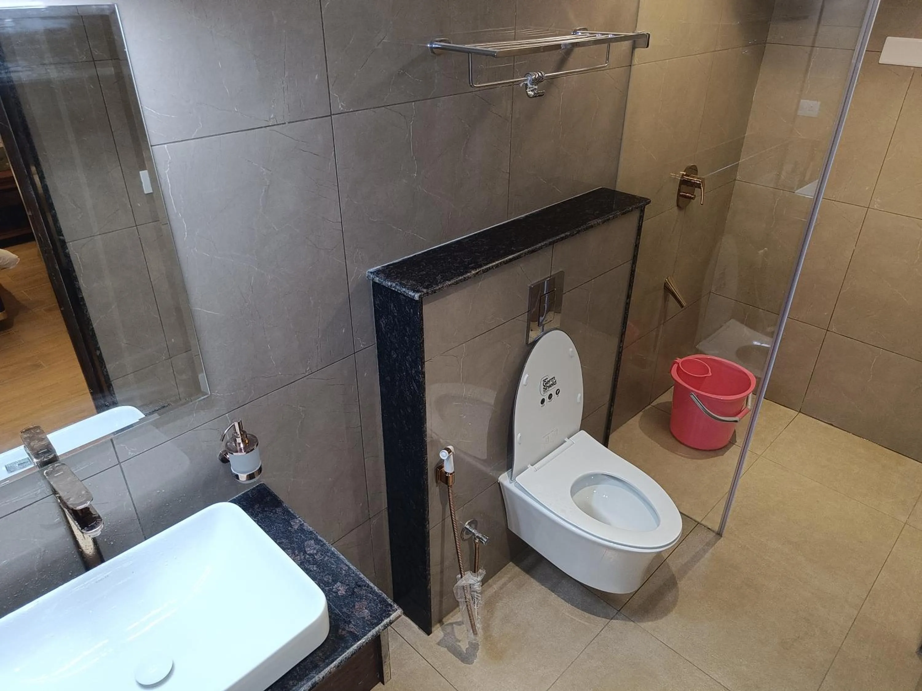 Toilet in The Kings Park Grand-Near US Consulate