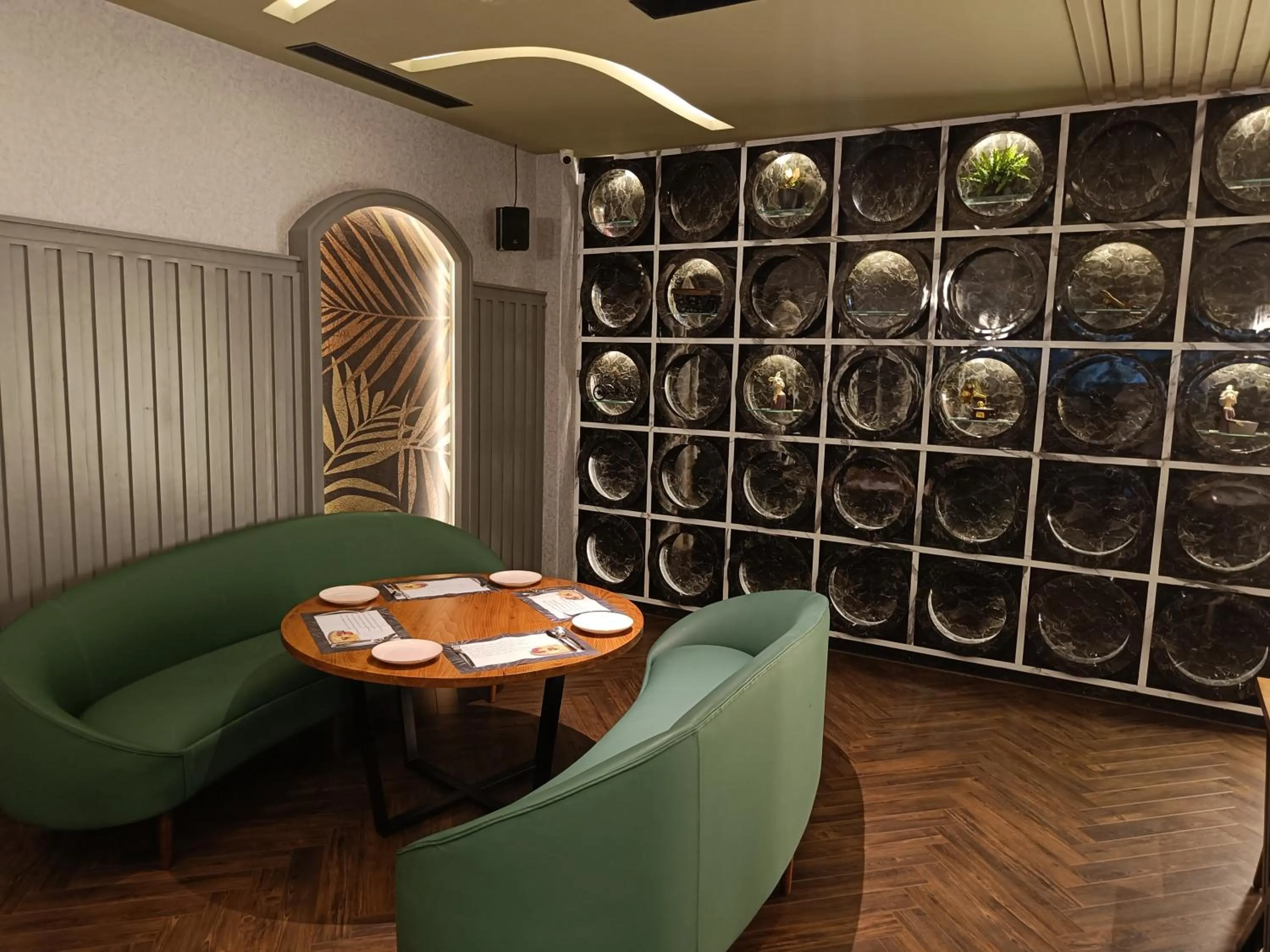 Restaurant/places to eat in The Kings Park Grand-Near US Consulate