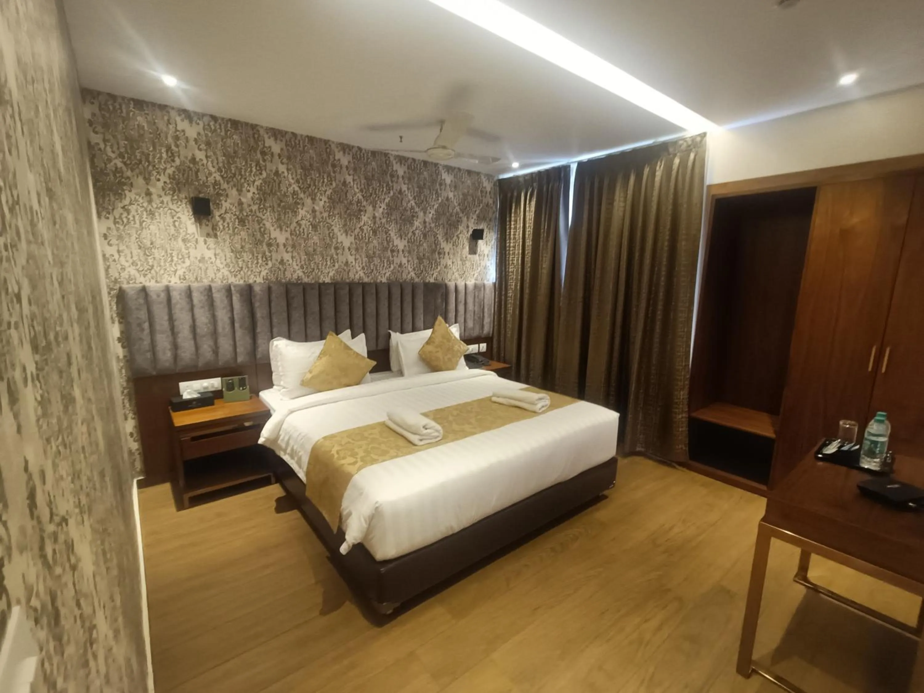 Bed in The Kings Park Grand-Near US Consulate