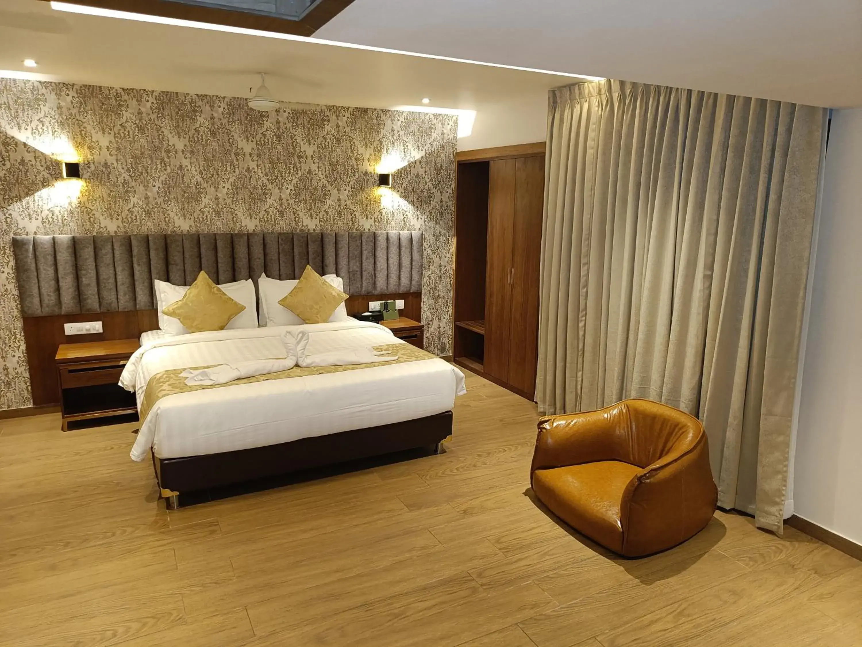 King Suite in The Kings Park Grand-Near US Consulate King Suite in The Kings Park Grand-Near US Consulate