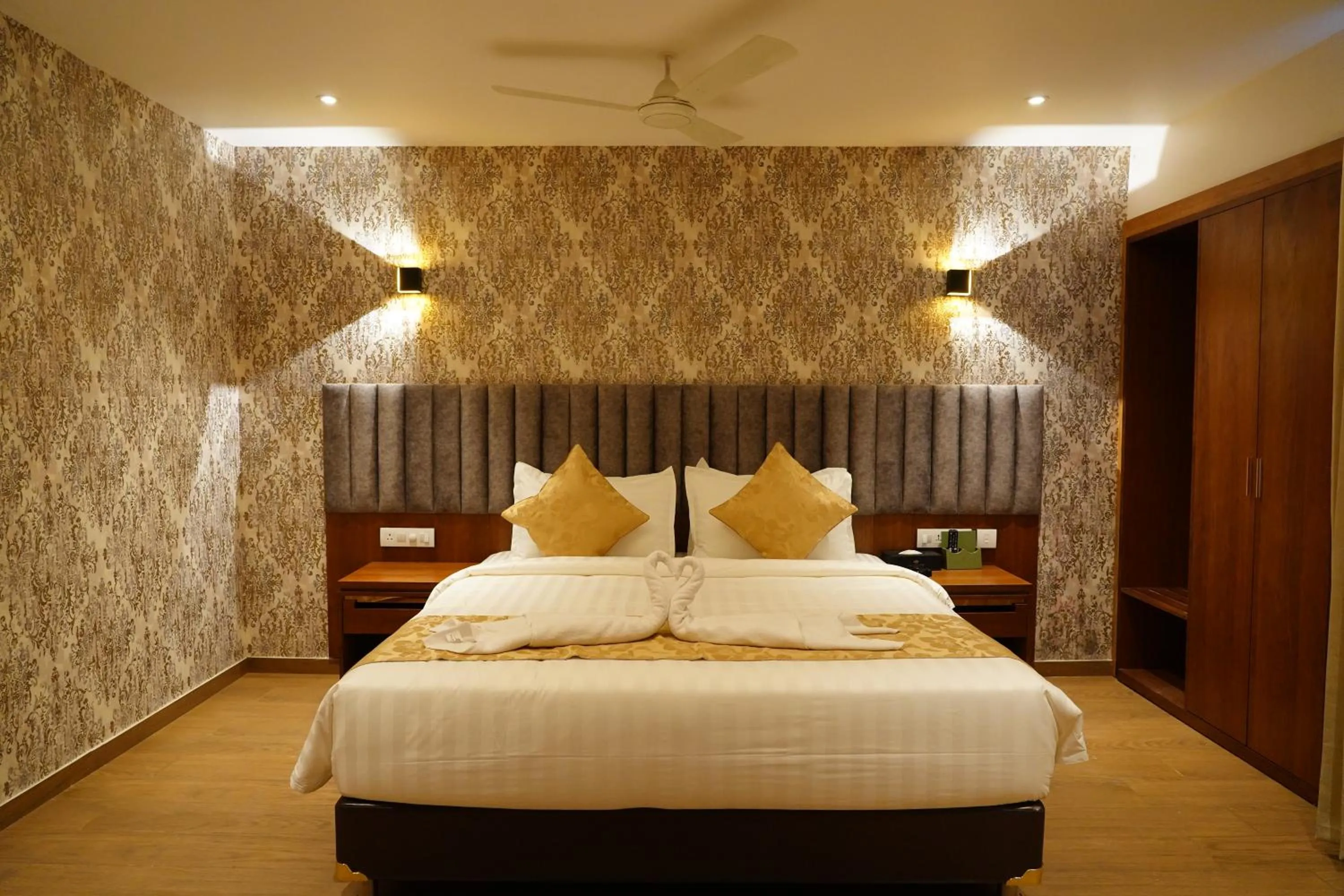 Bed in The Kings Park Grand-Near US Consulate