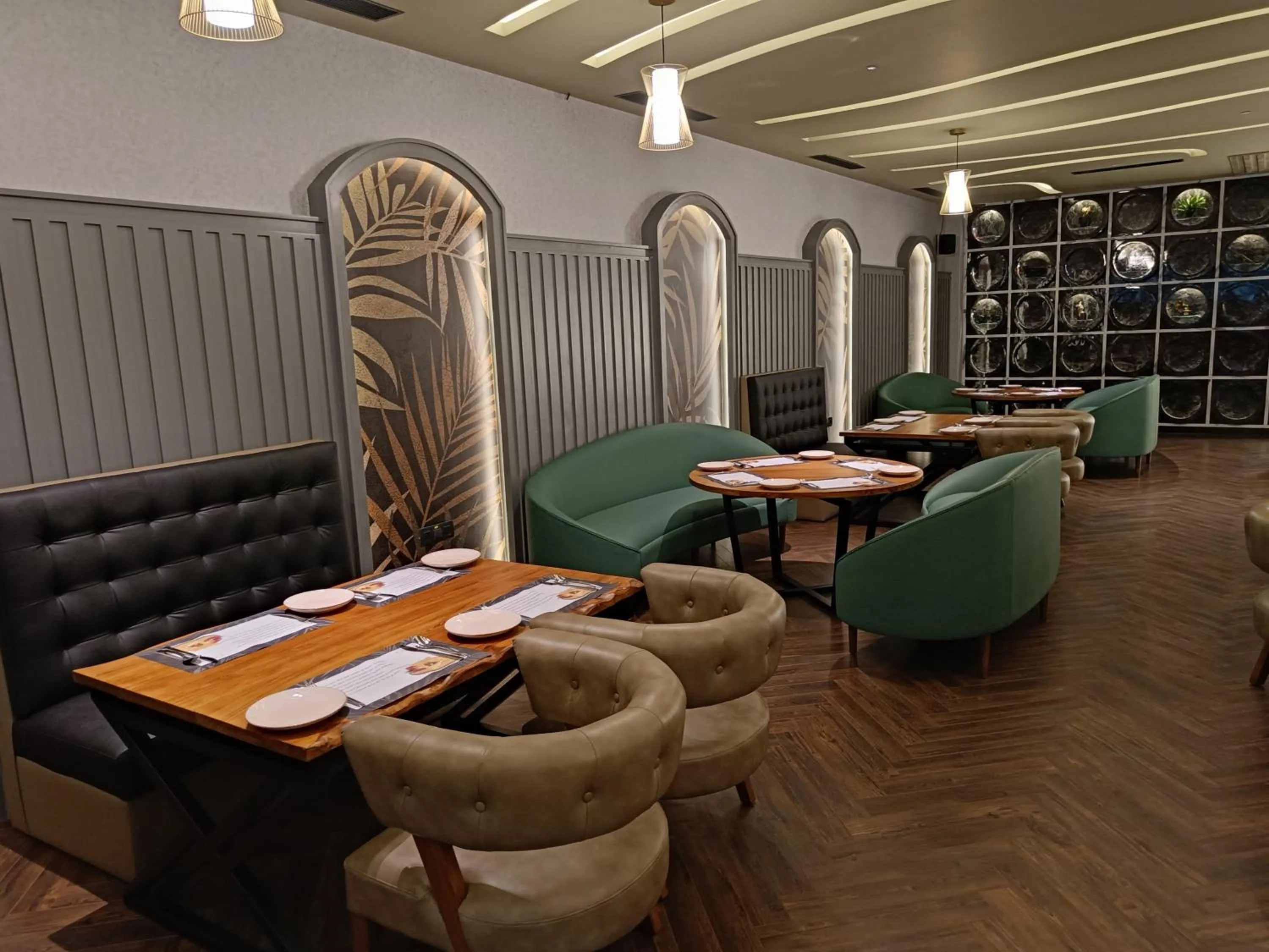 Restaurant/places to eat in The Kings Park Grand-Near US Consulate