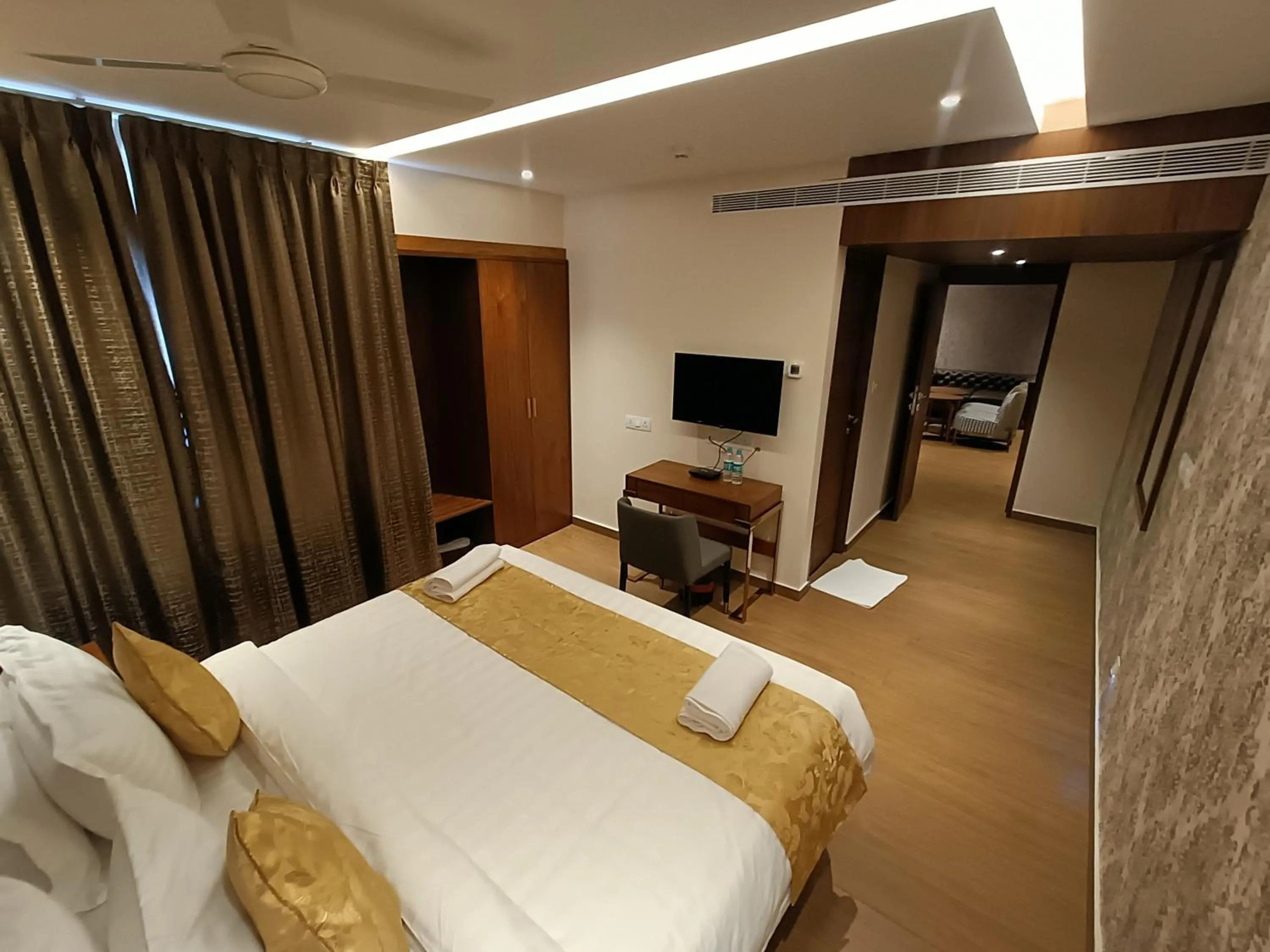 Photo of the whole room, Bed in The Kings Park Grand-Near US Consulate