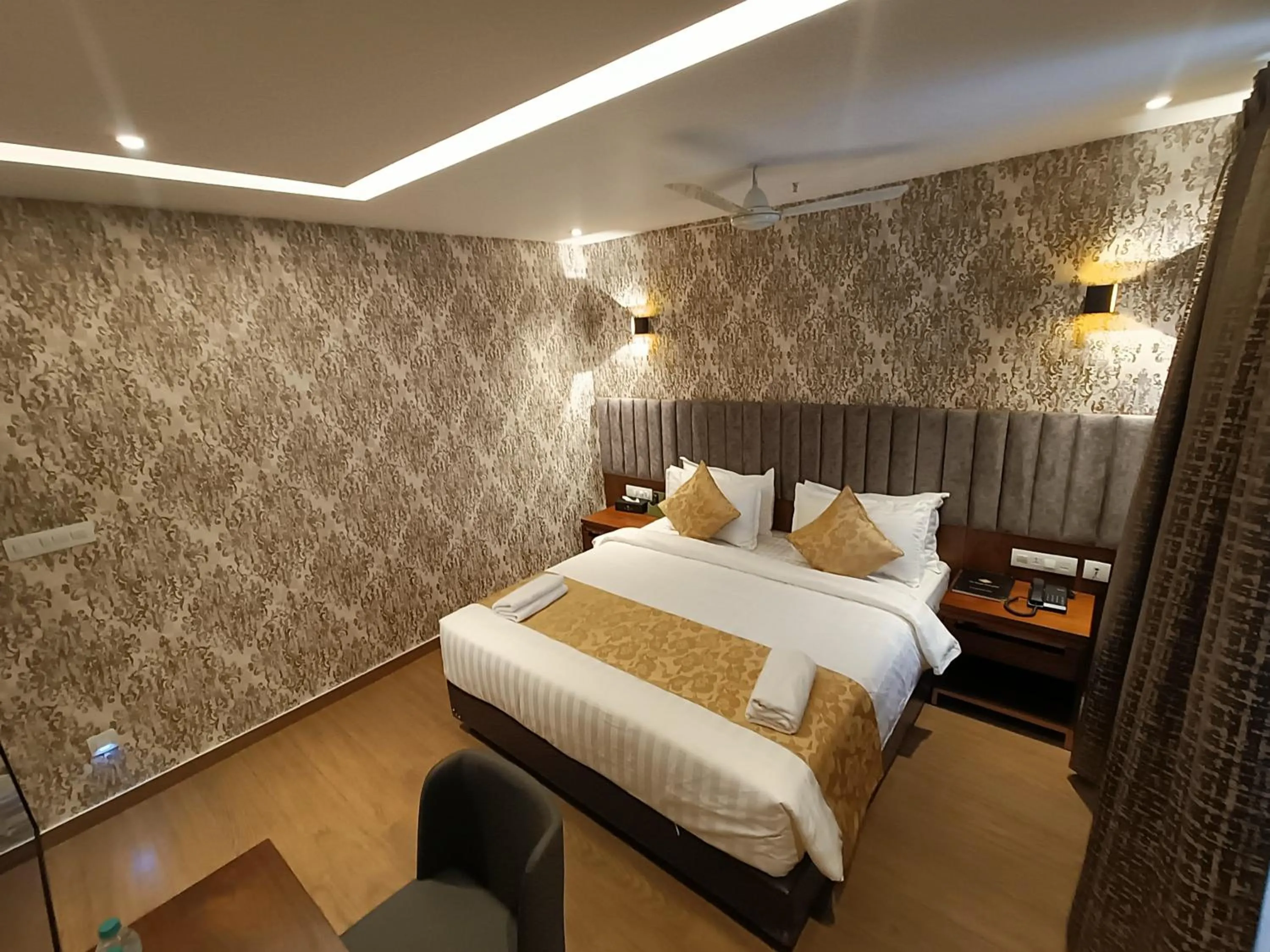 Photo of the whole room, Bed in The Kings Park Grand-Near US Consulate