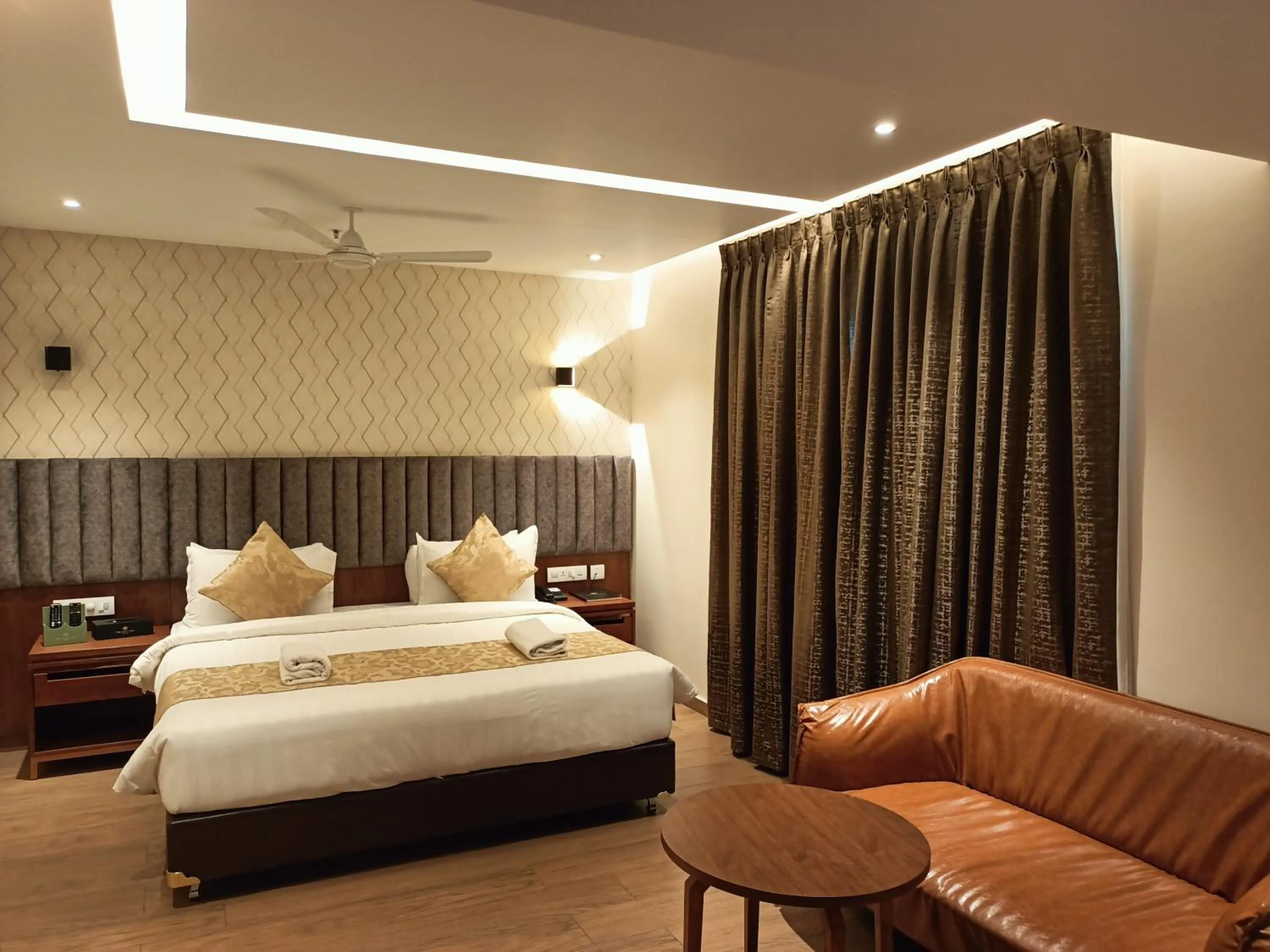 Bedroom, Bed in The Kings Park Grand-Near US Consulate