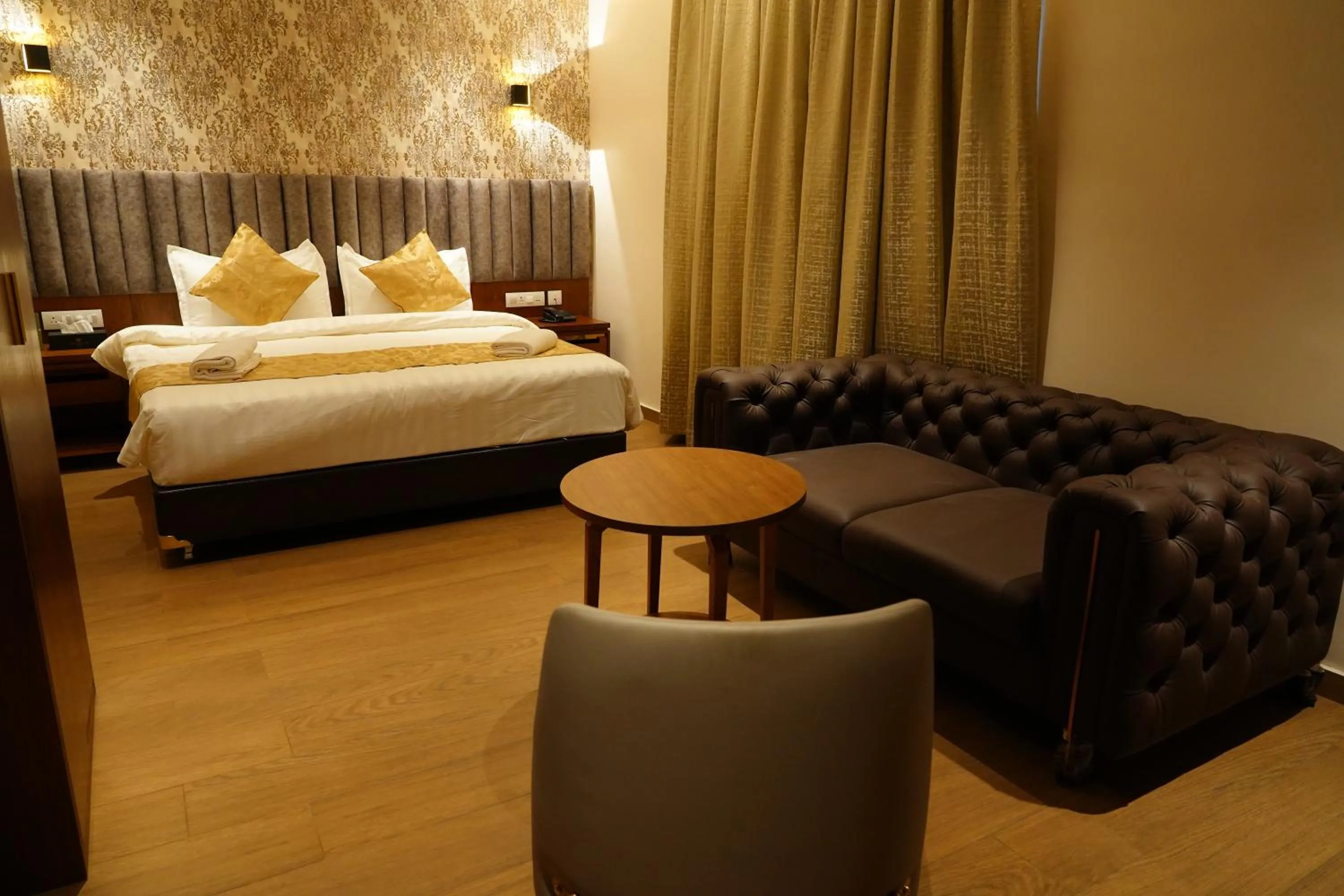 Bed in The Kings Park Grand-Near US Consulate