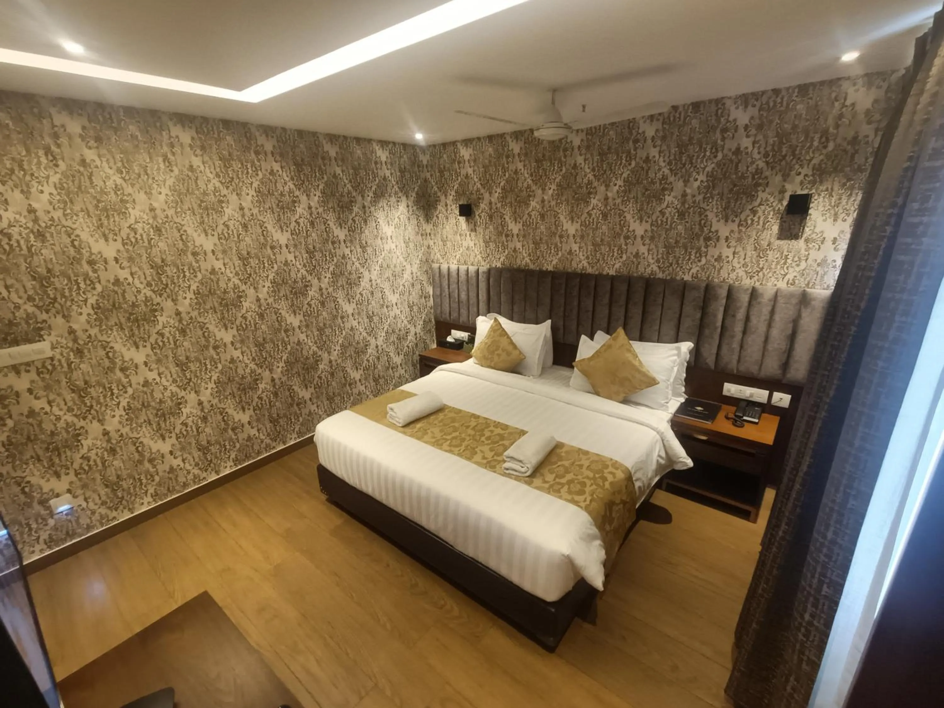 Bed in The Kings Park Grand-Near US Consulate