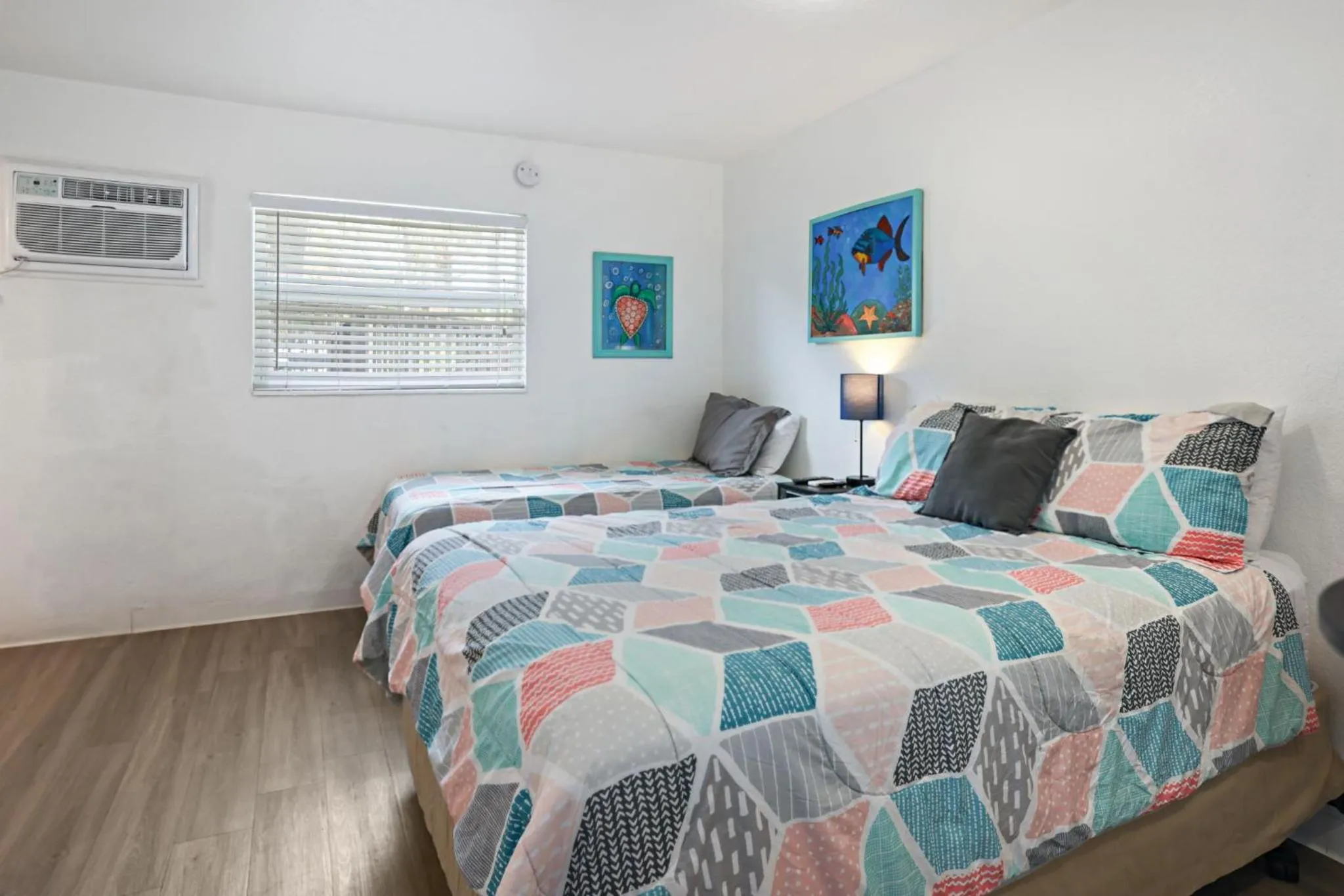 Bedroom in Sun Island Motel