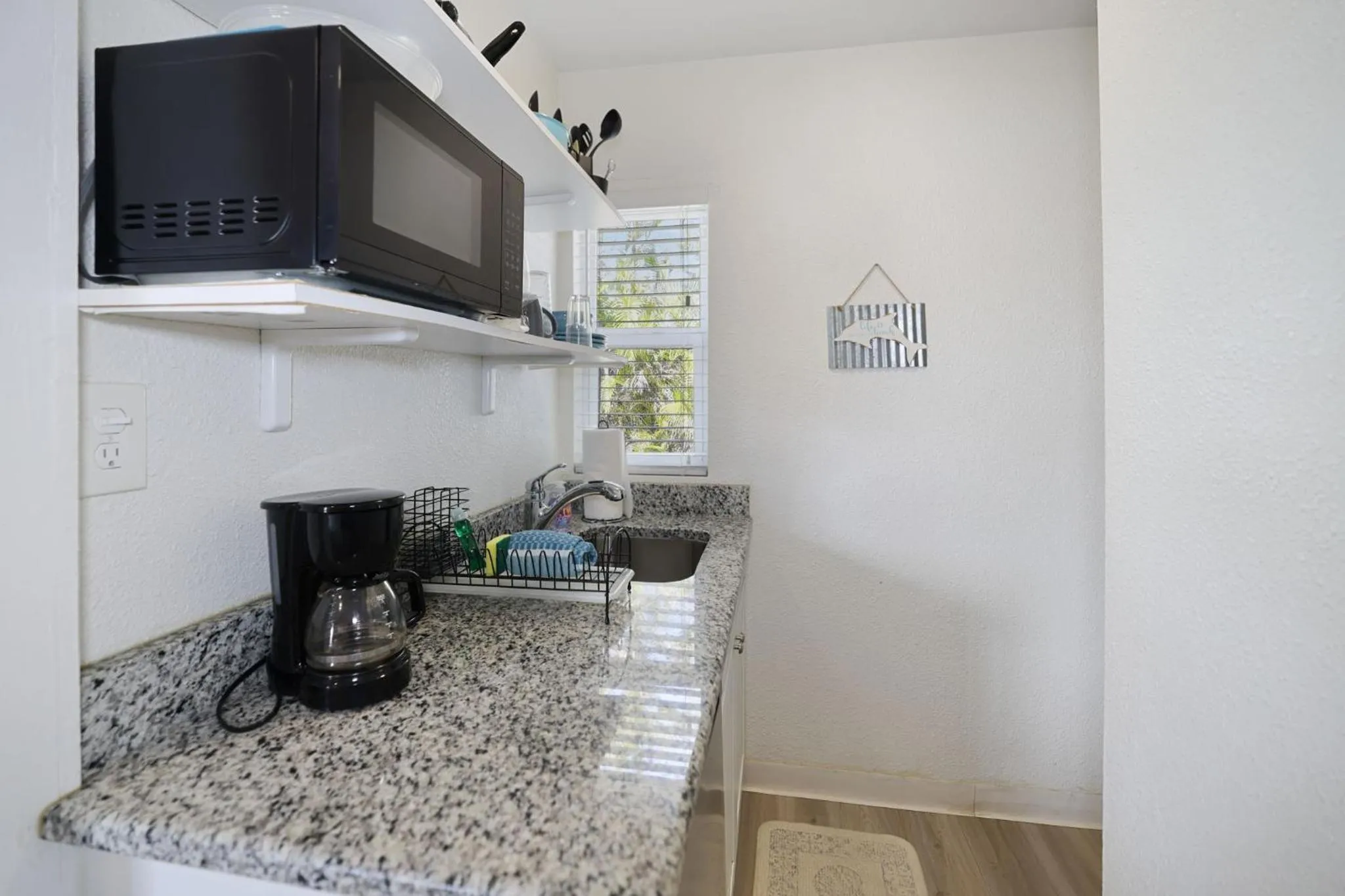 Kitchen or kitchenette in Sun Island Motel