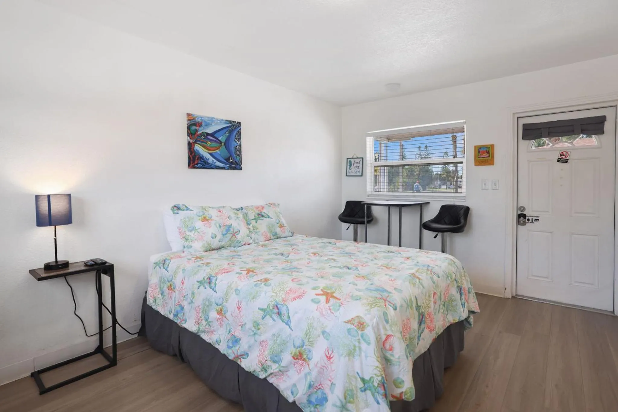 Bedroom in Sun Island Motel