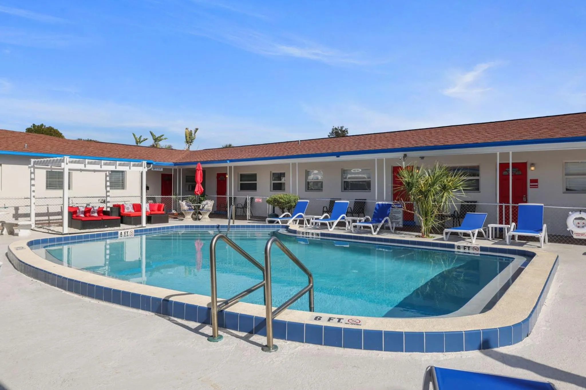Swimming pool in Sun Island Motel