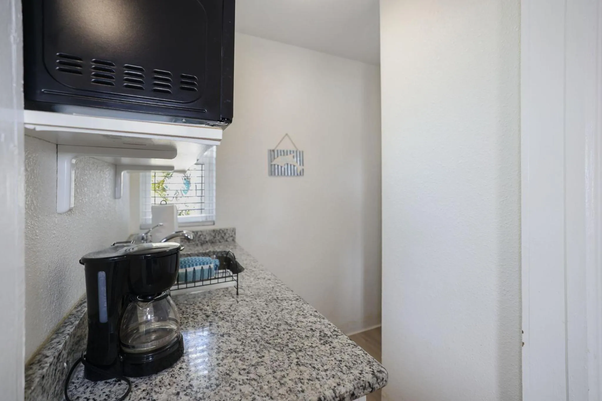 Kitchen or kitchenette in Sun Island Motel