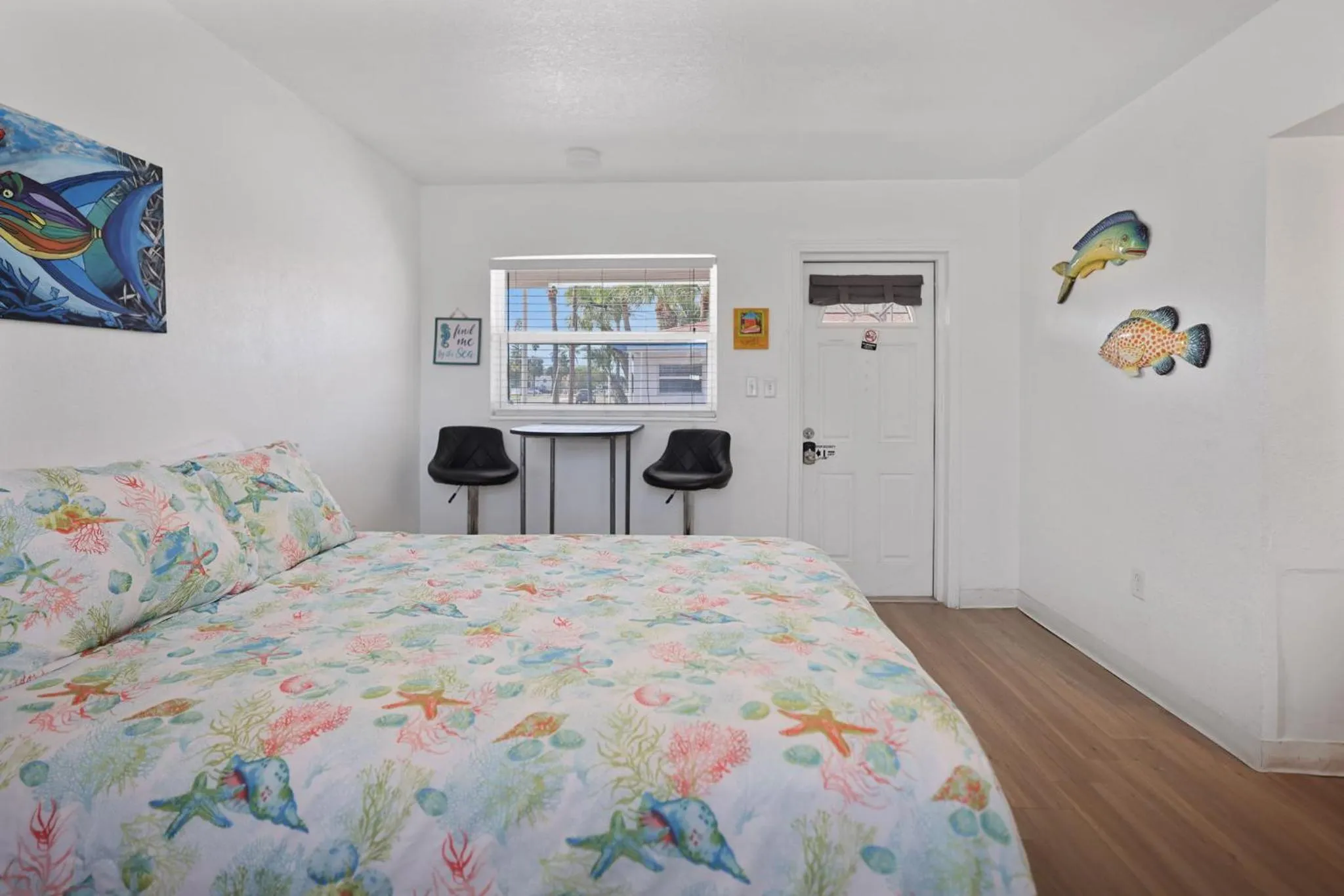 Bedroom in Sun Island Motel