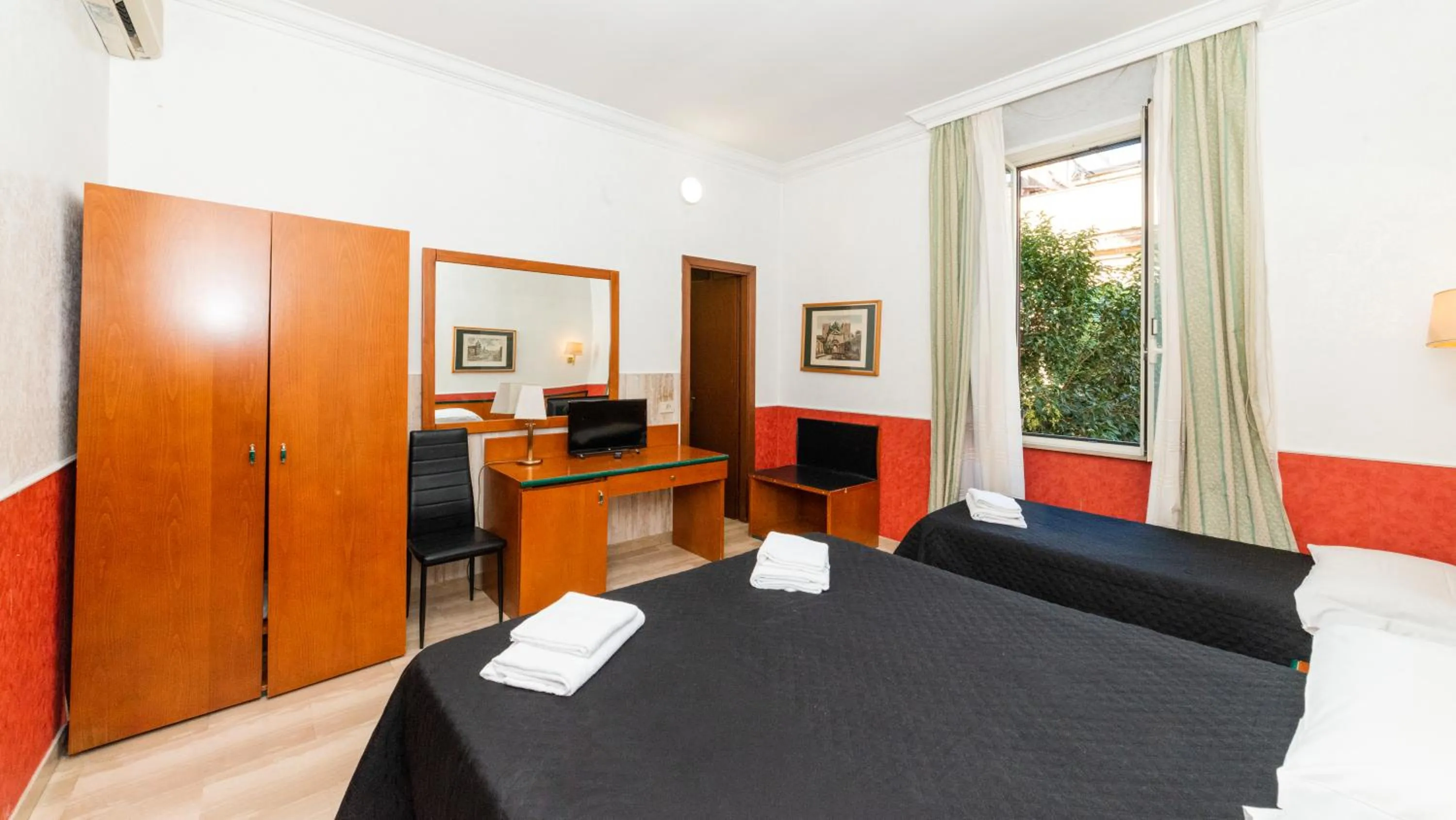 Bedroom, Bed in Hotel Center 2